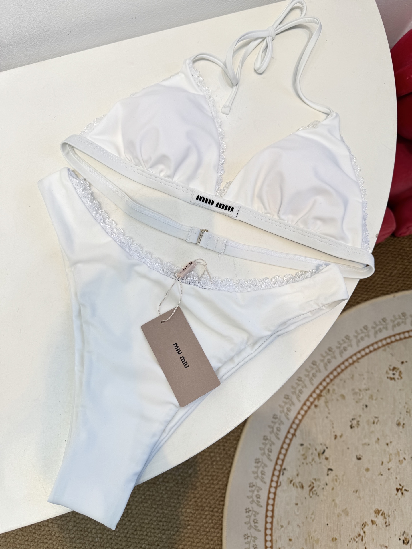 Miu 蕾丝边比基尼泳衣/内衣三角杯挂脖式上装+高切半包臀下装，上装后片配有排扣设计可调节围度，下装侧边