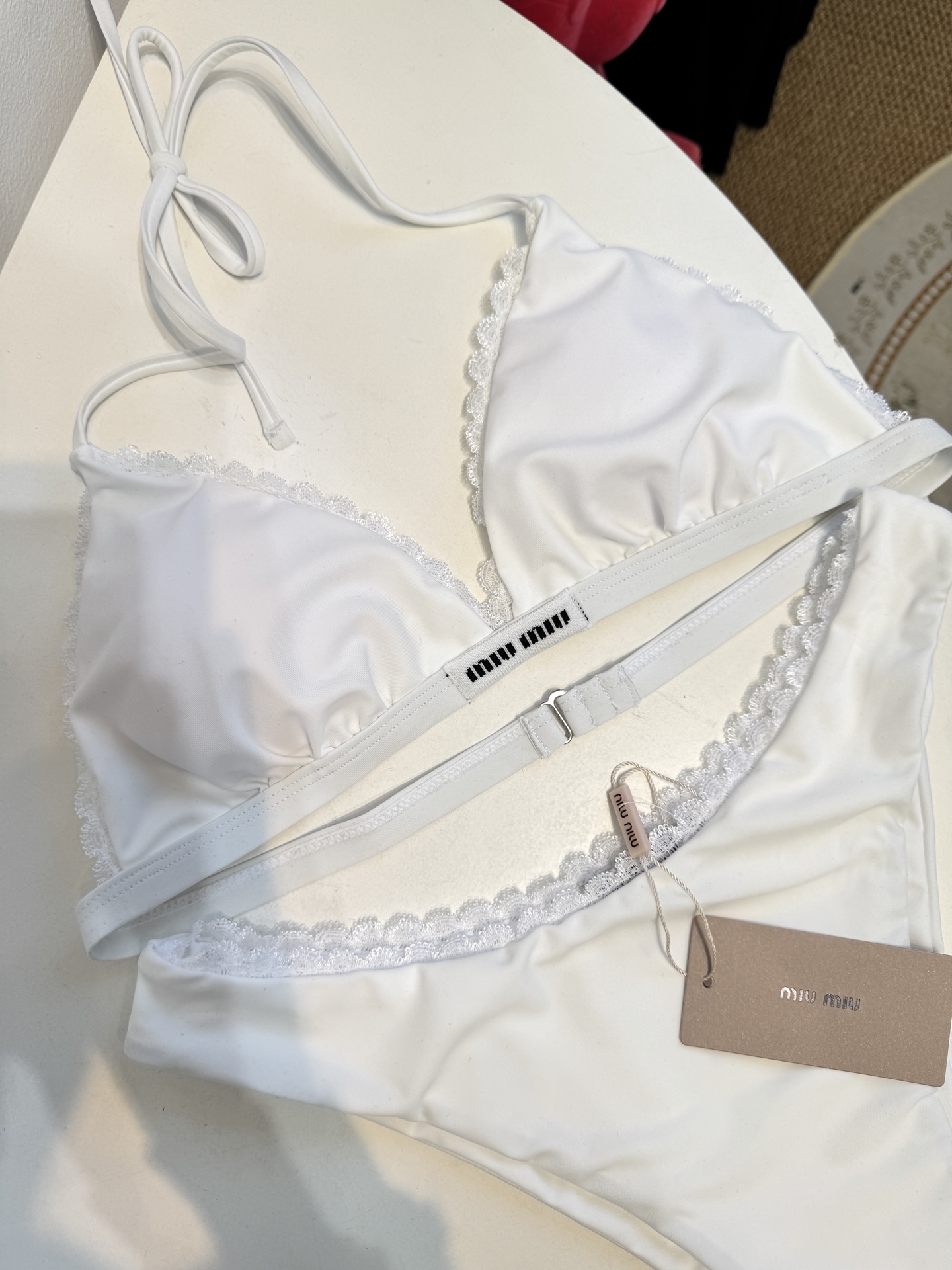 Miu 蕾丝边比基尼泳衣/内衣三角杯挂脖式上装+高切半包臀下装，上装后片配有排扣设计可调节围度，下装侧边