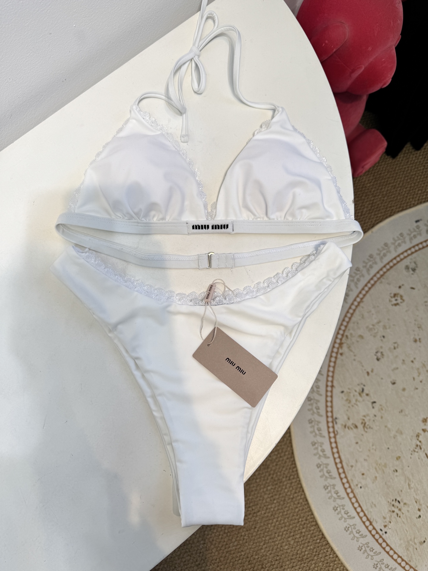 Miu 蕾丝边比基尼泳衣/内衣三角杯挂脖式上装+高切半包臀下装，上装后片配有排扣设计可调节围度，下装侧边
