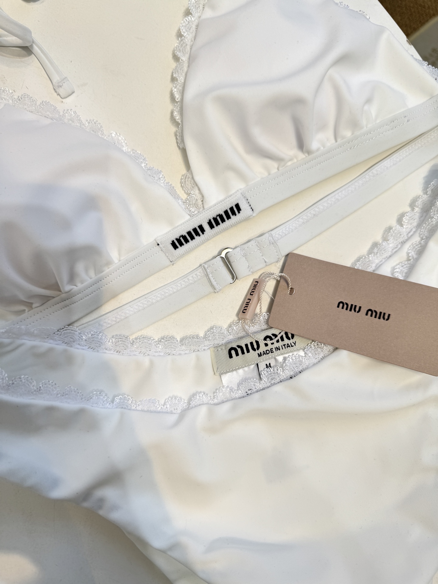 Miu 蕾丝边比基尼泳衣/内衣三角杯挂脖式上装+高切半包臀下装，上装后片配有排扣设计可调节围度，下装侧边