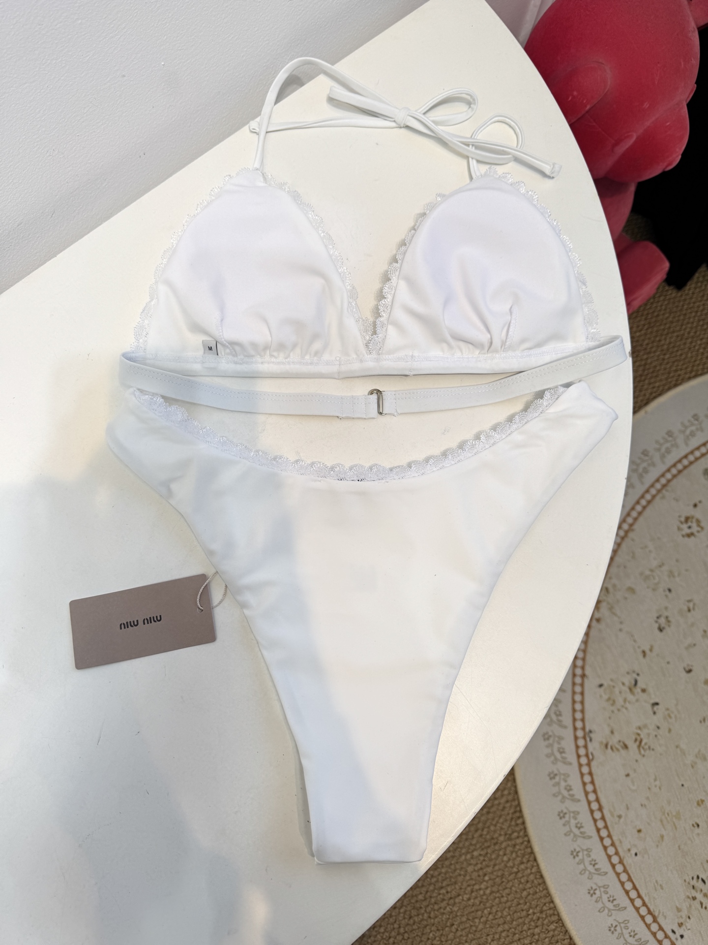 Miu 蕾丝边比基尼泳衣/内衣三角杯挂脖式上装+高切半包臀下装，上装后片配有排扣设计可调节围度，下装侧边