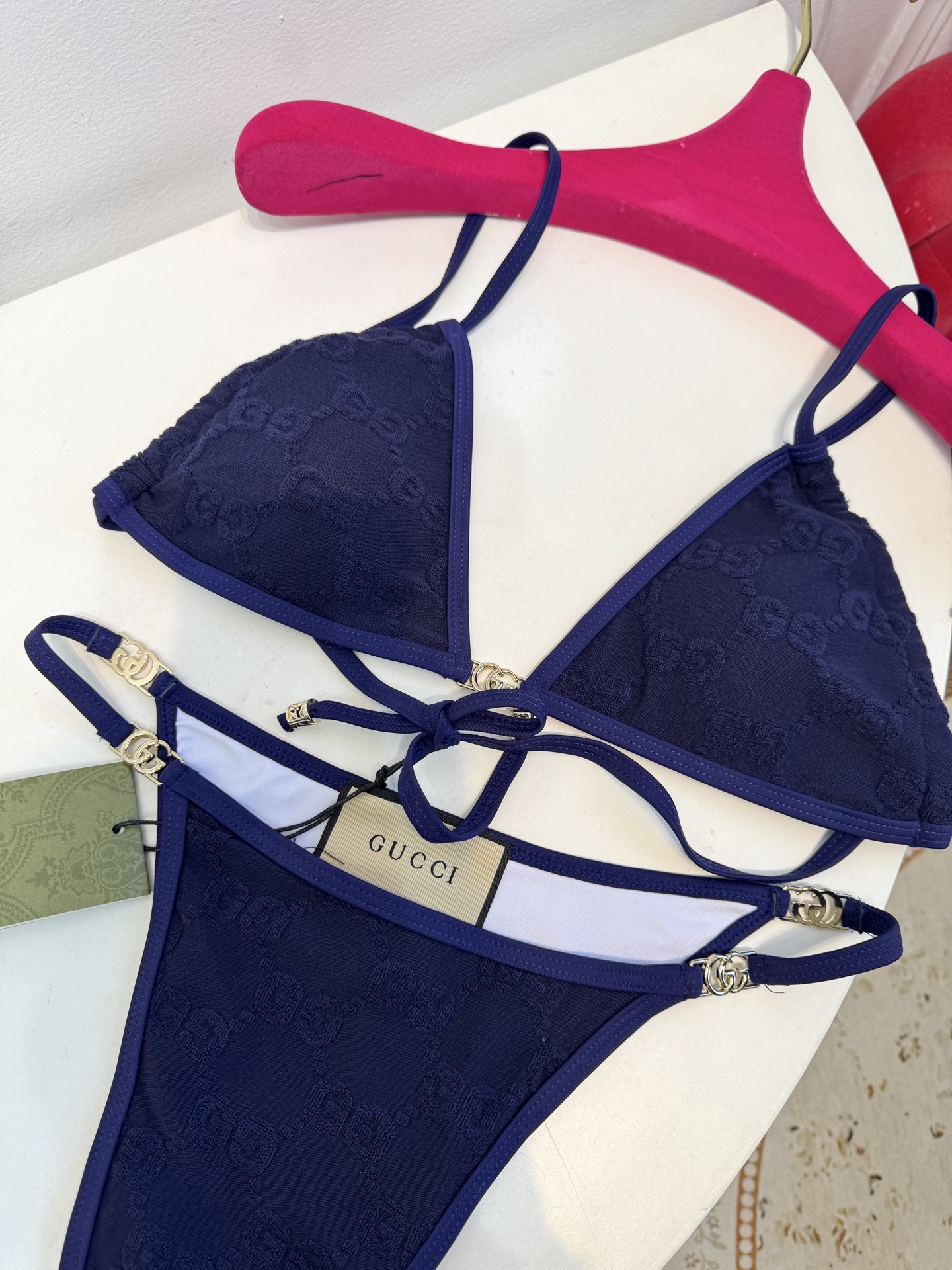 guc* 提花比基尼泳衣三角杯细肩带挂脖式上装+高切系带款下装，属于轻奢性感风格的分体泳衣，下装侧边的金