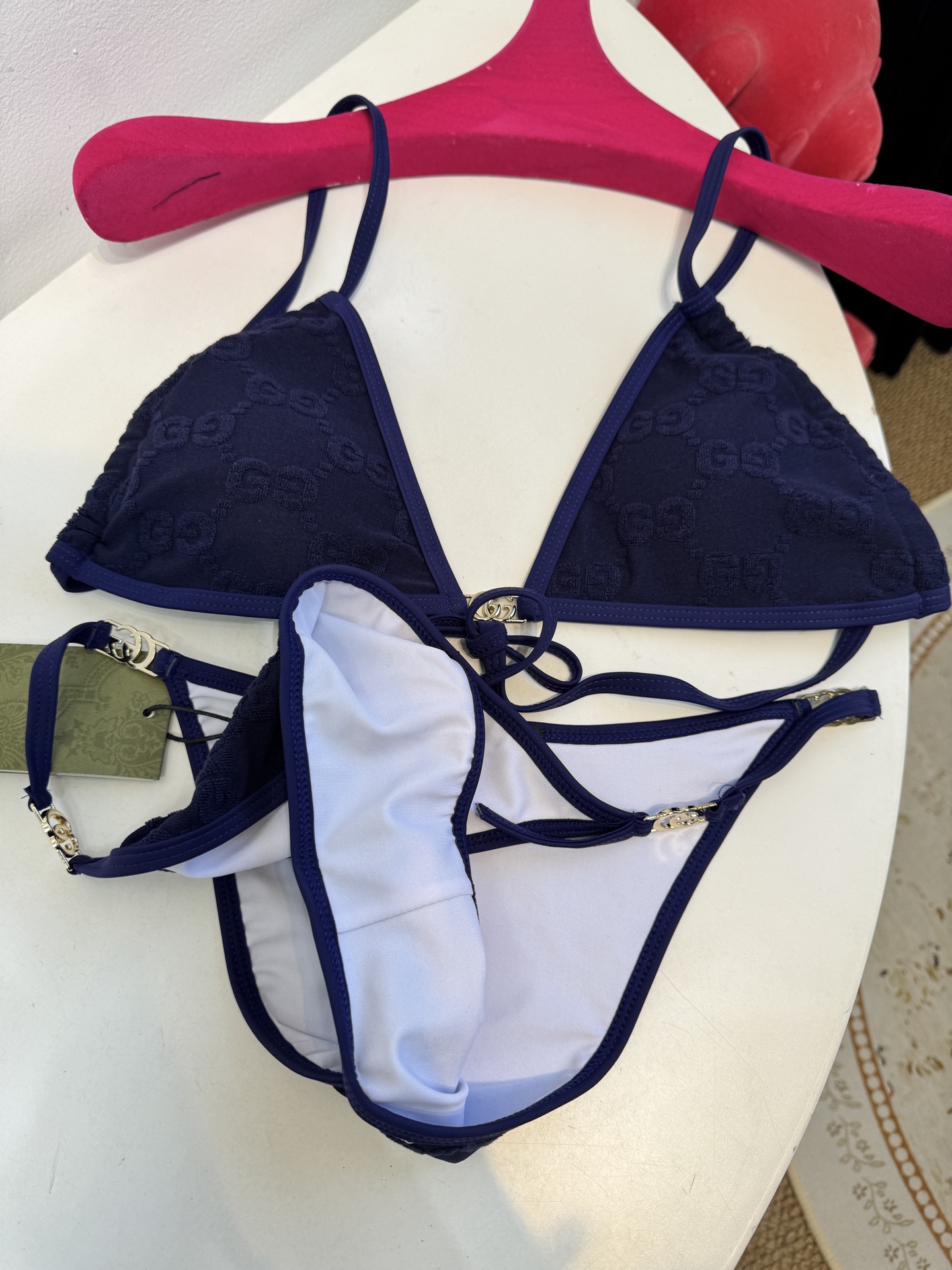 guc* 提花比基尼泳衣三角杯细肩带挂脖式上装+高切系带款下装，属于轻奢性感风格的分体泳衣，下装侧边的金