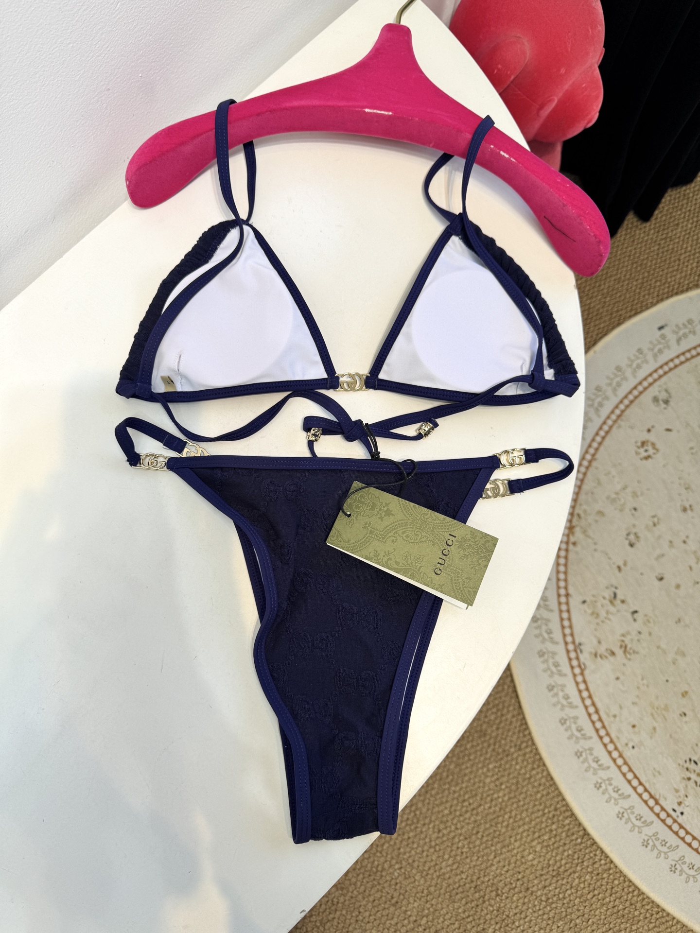 guc* 提花比基尼泳衣三角杯细肩带挂脖式上装+高切系带款下装，属于轻奢性感风格的分体泳衣，下装侧边的金