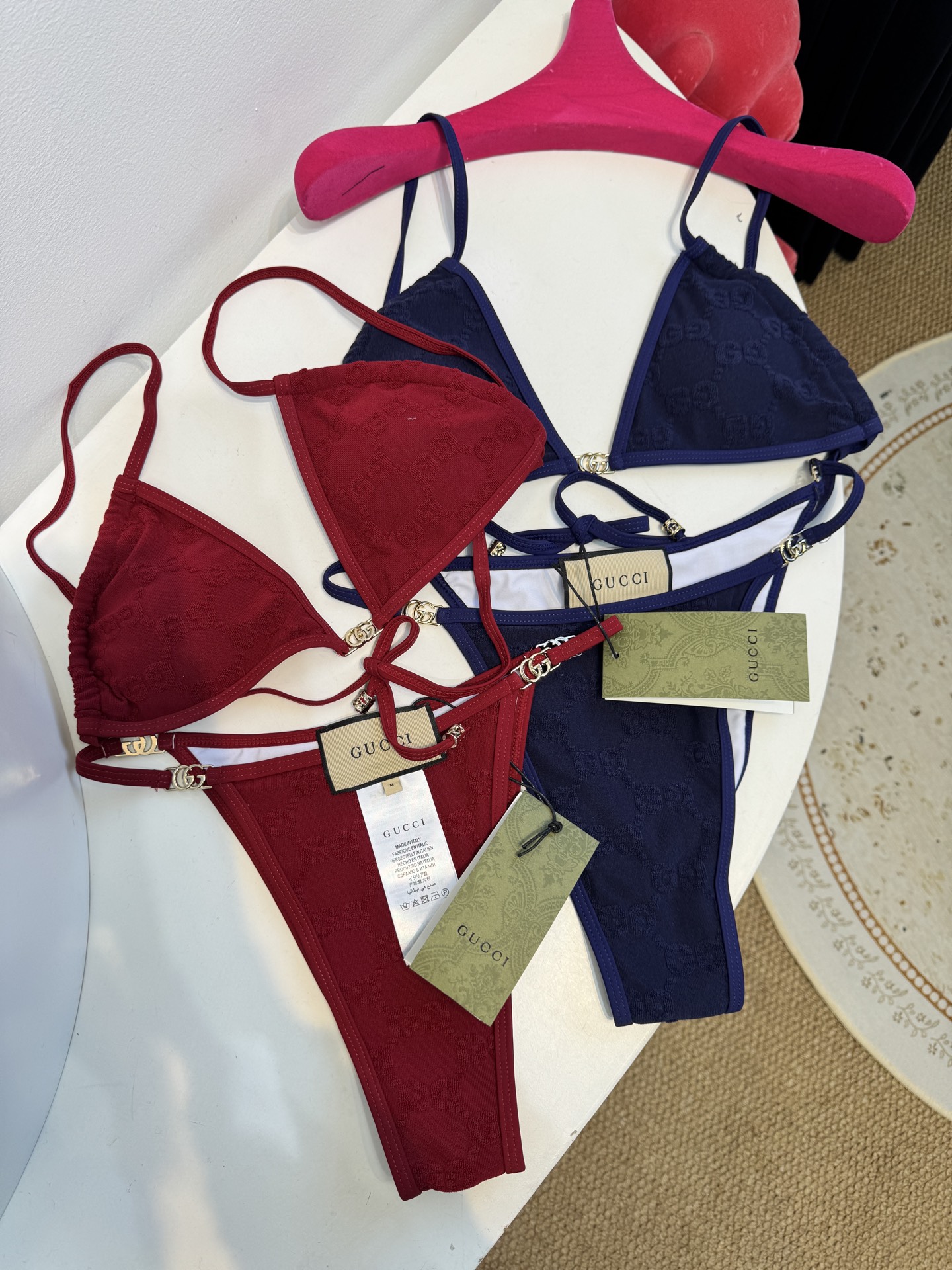 guc* 提花比基尼泳衣三角杯细肩带挂脖式上装+高切系带款下装，属于轻奢性感风格的分体泳衣，下装侧边的金