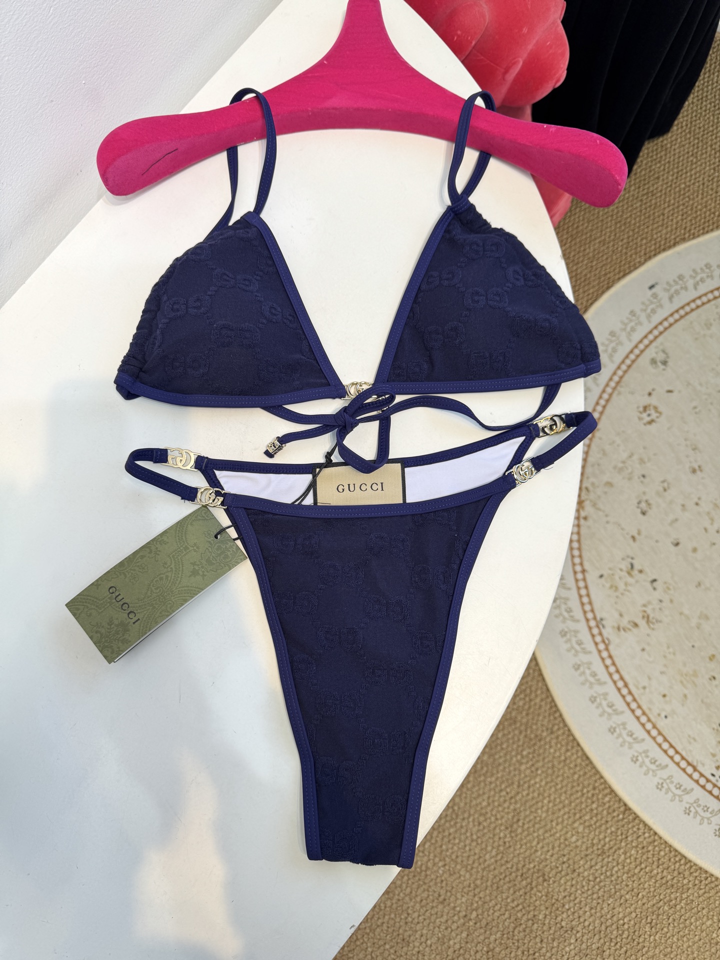 guc* 提花比基尼泳衣三角杯细肩带挂脖式上装+高切系带款下装，属于轻奢性感风格的分体泳衣，下装侧边的金