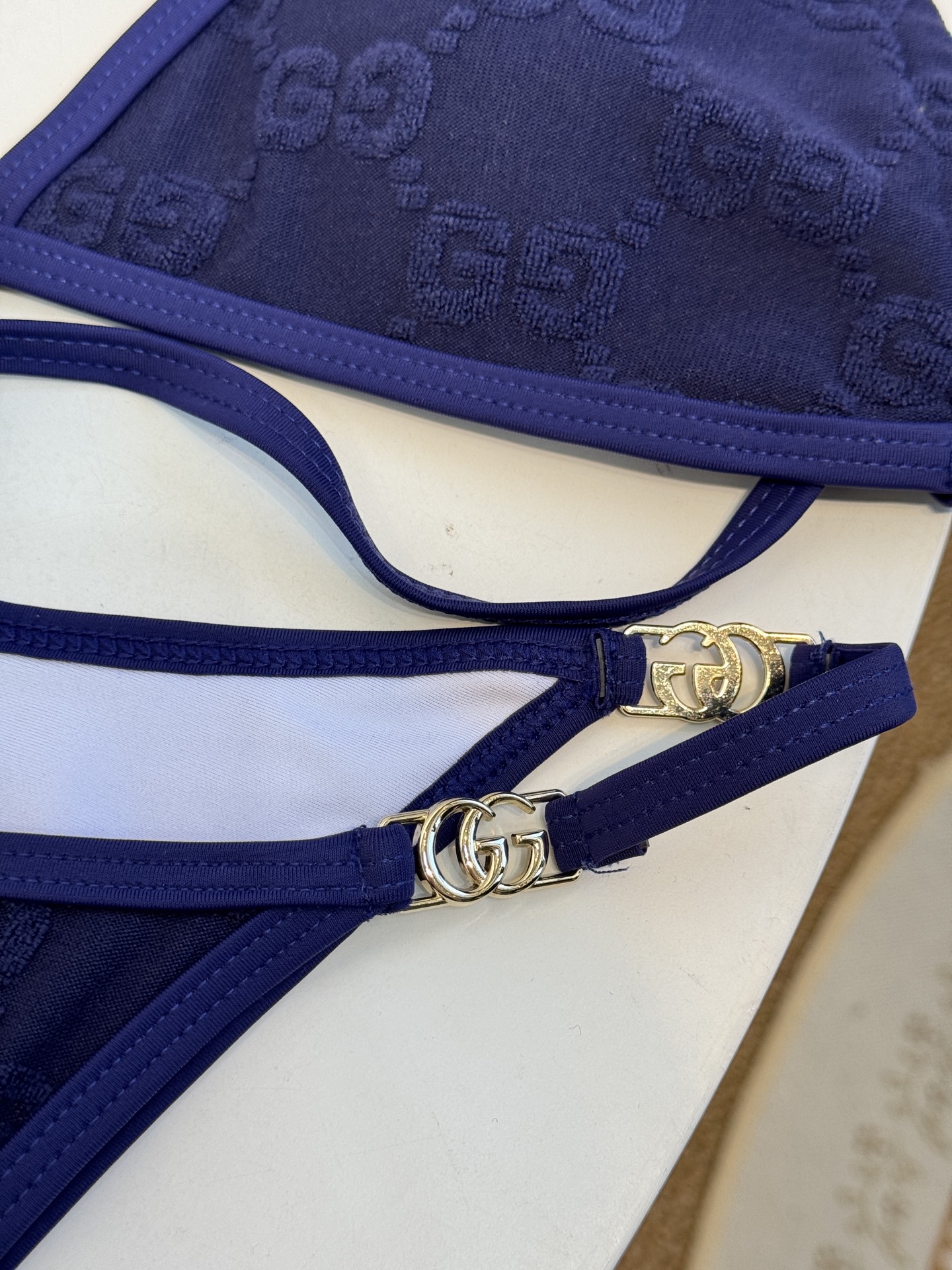 guc* 提花比基尼泳衣三角杯细肩带挂脖式上装+高切系带款下装，属于轻奢性感风格的分体泳衣，下装侧边的金