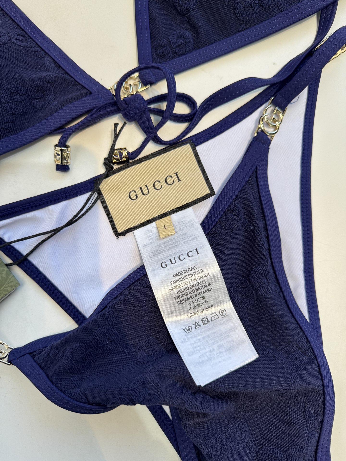 guc* 提花比基尼泳衣三角杯细肩带挂脖式上装+高切系带款下装，属于轻奢性感风格的分体泳衣，下装侧边的金