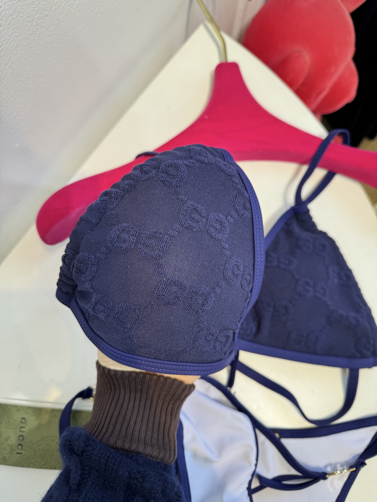 guc* 提花比基尼泳衣三角杯细肩带挂脖式上装+高切系带款下装，属于轻奢性感风格的分体泳衣，下装侧边的金