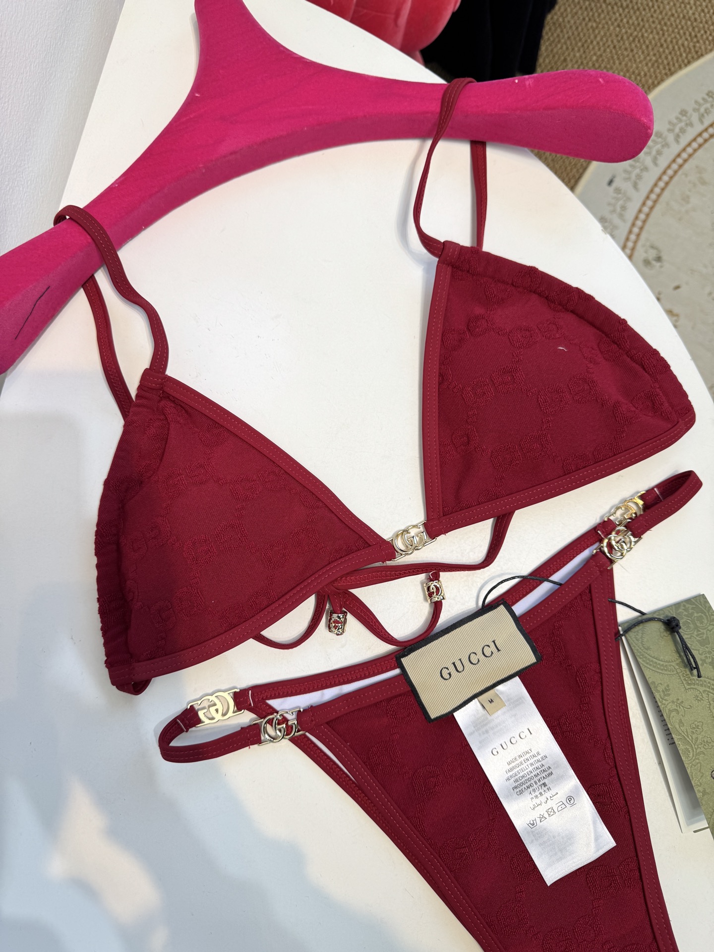 guc* 提花比基尼泳衣三角杯细肩带挂脖式上装+高切系带款下装，属于轻奢性感风格的分体泳衣，下装侧边的金