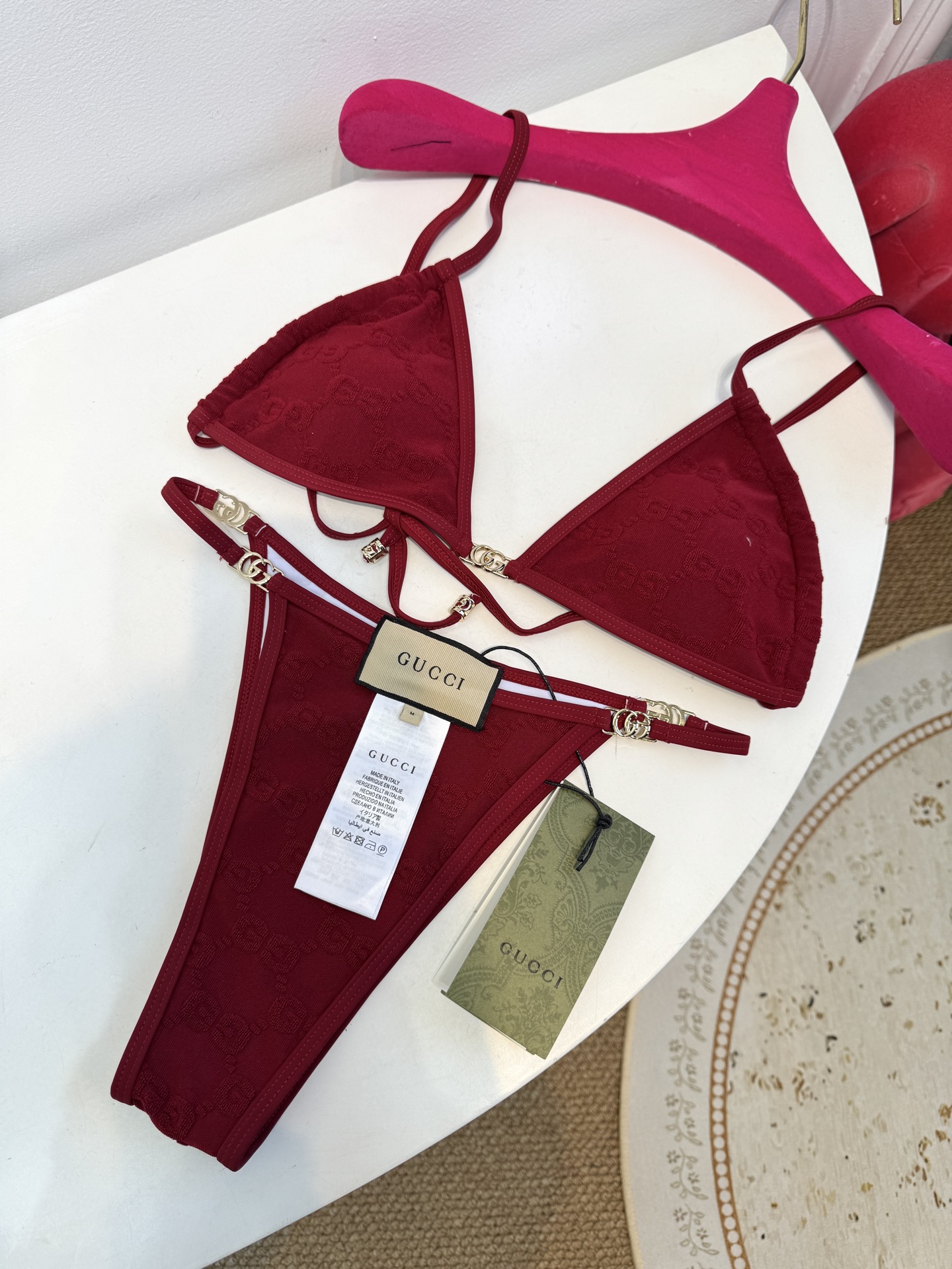 guc* 提花比基尼泳衣三角杯细肩带挂脖式上装+高切系带款下装，属于轻奢性感风格的分体泳衣，下装侧边的金