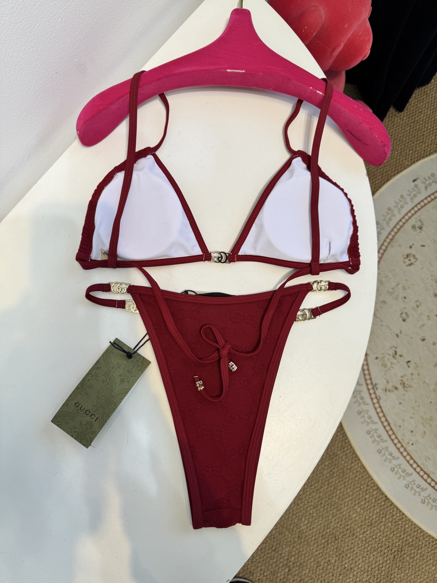 guc* 提花比基尼泳衣三角杯细肩带挂脖式上装+高切系带款下装，属于轻奢性感风格的分体泳衣，下装侧边的金