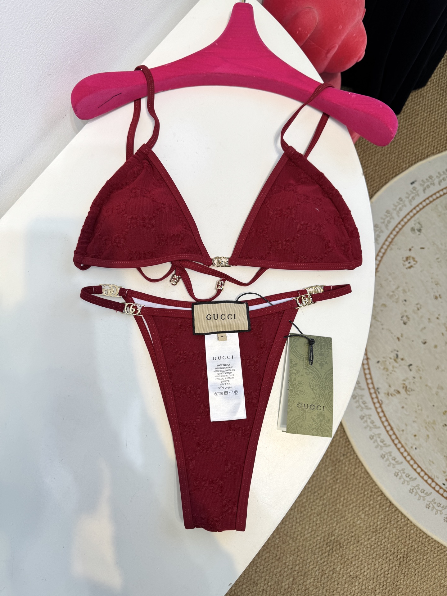 guc* 提花比基尼泳衣三角杯细肩带挂脖式上装+高切系带款下装，属于轻奢性感风格的分体泳衣，下装侧边的金