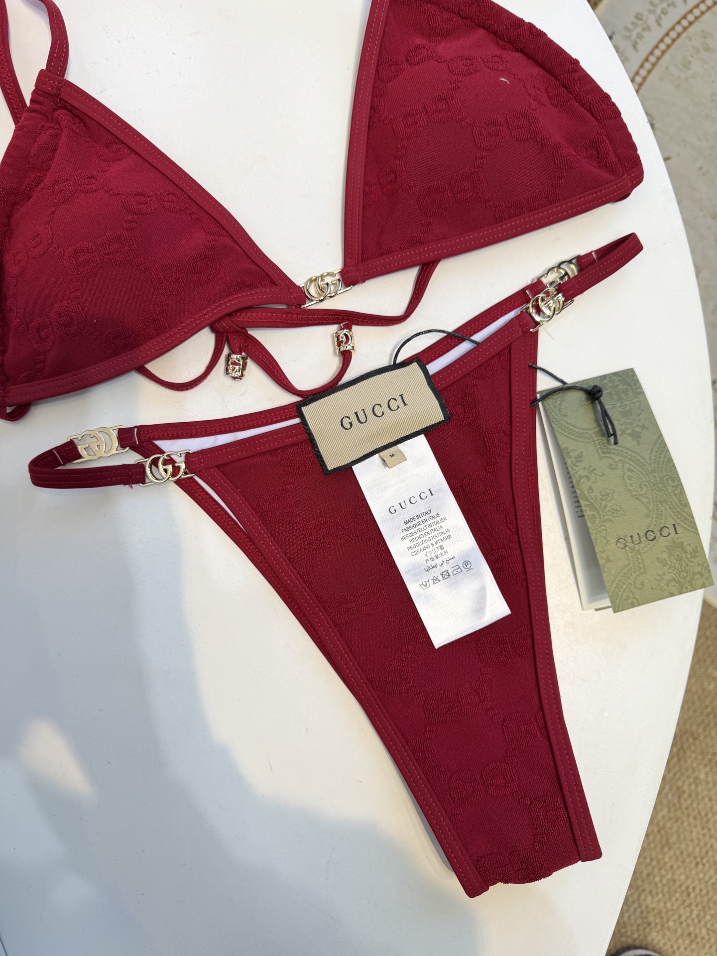 guc* 提花比基尼泳衣三角杯细肩带挂脖式上装+高切系带款下装，属于轻奢性感风格的分体泳衣，下装侧边的金