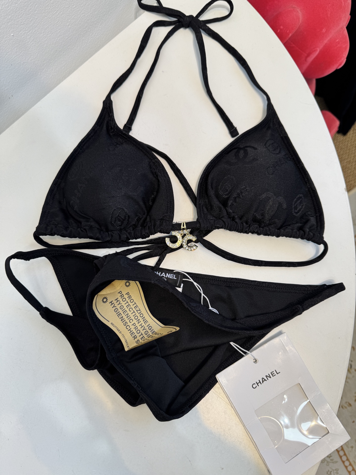 Chan* 提花比基尼泳衣经典三角杯挂脖式上装+高切半包臀下装，属于性感度假风的分体泳衣款式。面料带有香