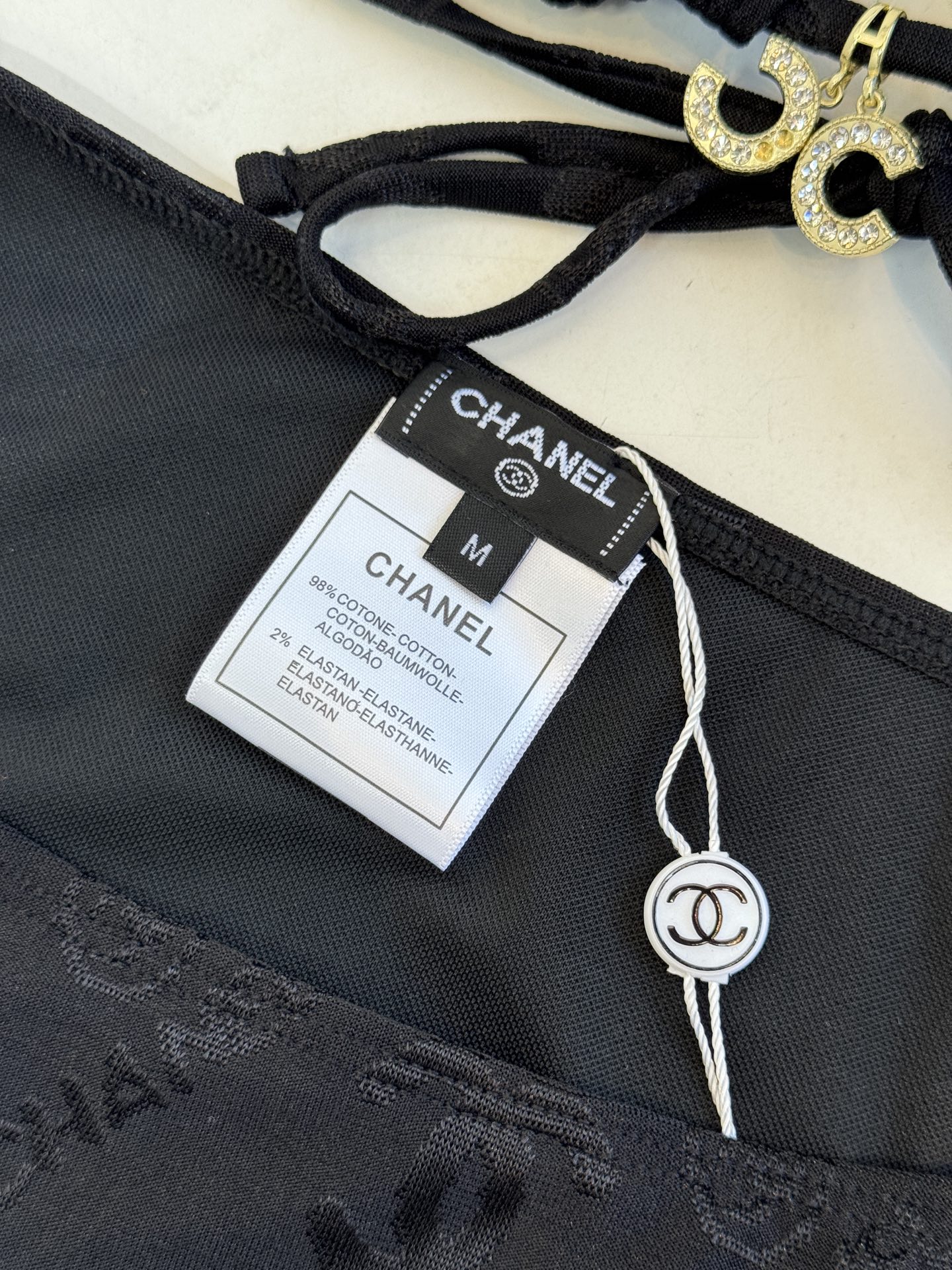 Chan* 提花比基尼泳衣经典三角杯挂脖式上装+高切半包臀下装，属于性感度假风的分体泳衣款式。面料带有香