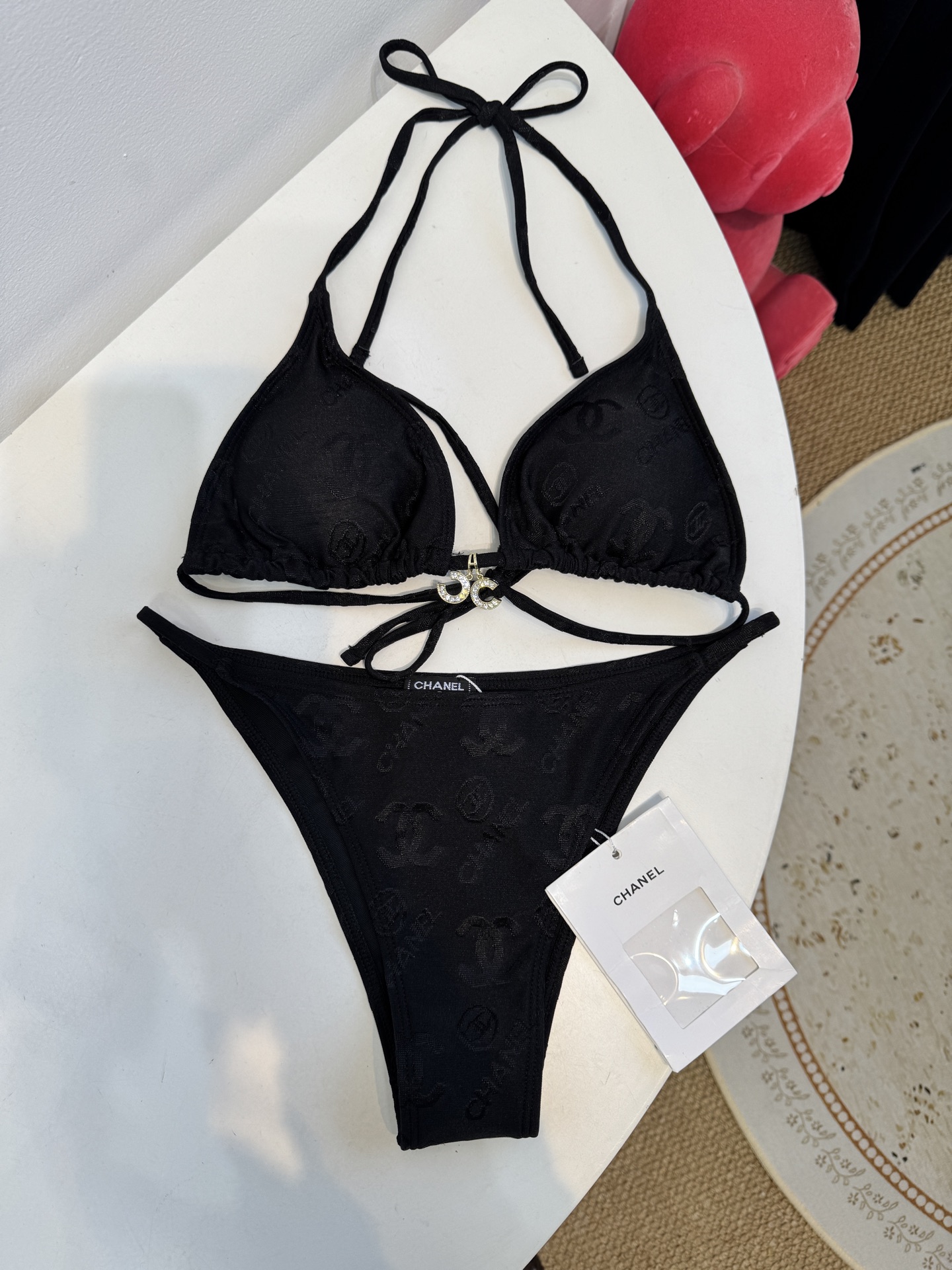 Chan* 提花比基尼泳衣经典三角杯挂脖式上装+高切半包臀下装，属于性感度假风的分体泳衣款式。面料带有香