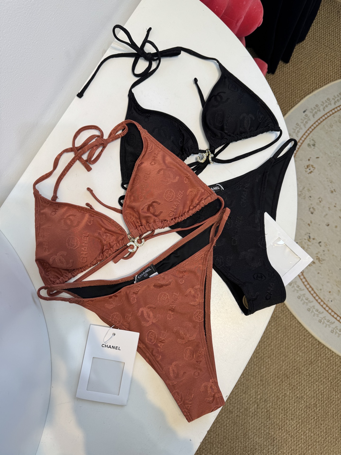 Chan* 提花比基尼泳衣经典三角杯挂脖式上装+高切半包臀下装，属于性感度假风的分体泳衣款式。面料带有香