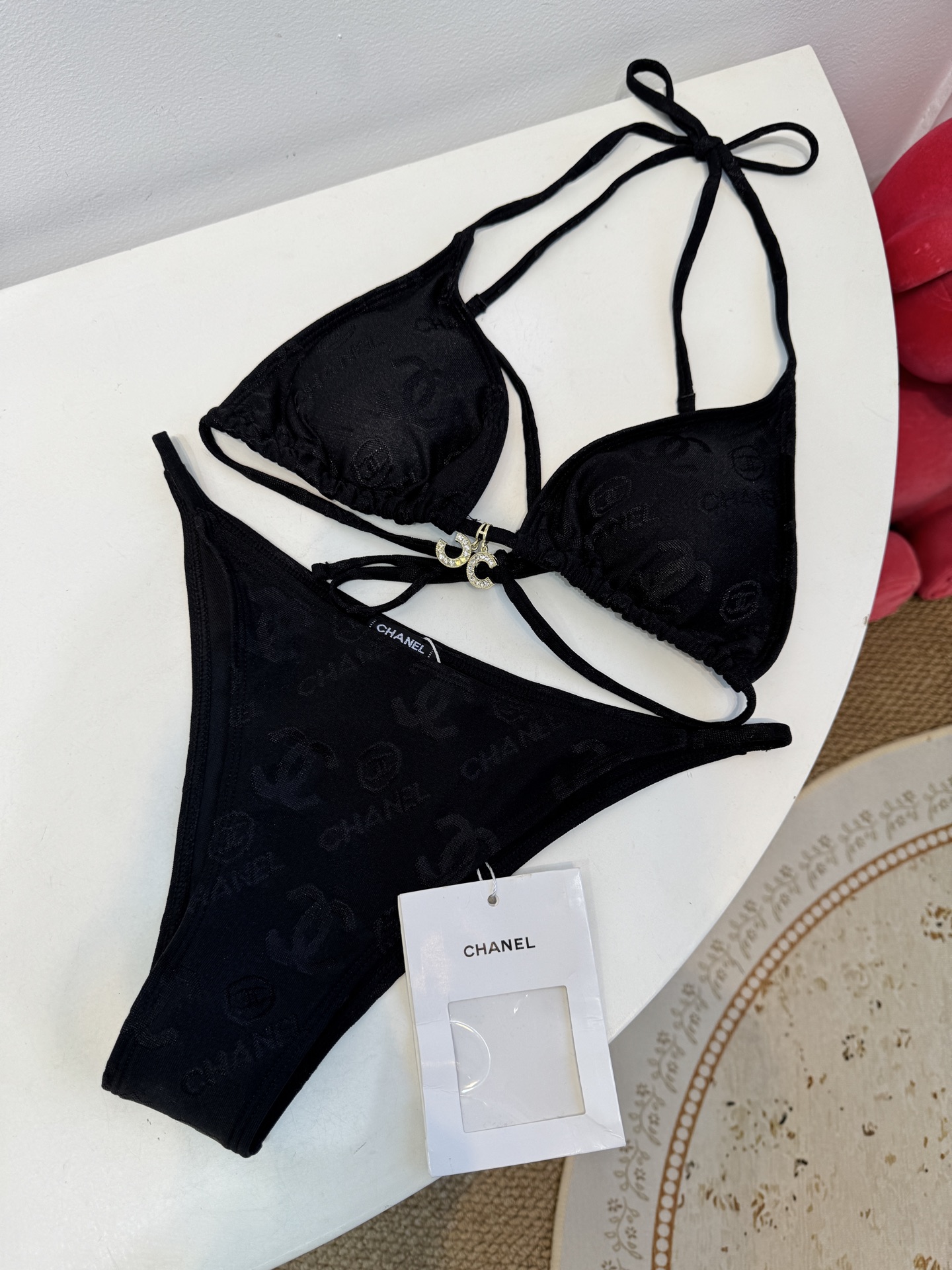 Chan* 提花比基尼泳衣经典三角杯挂脖式上装+高切半包臀下装，属于性感度假风的分体泳衣款式。面料带有香