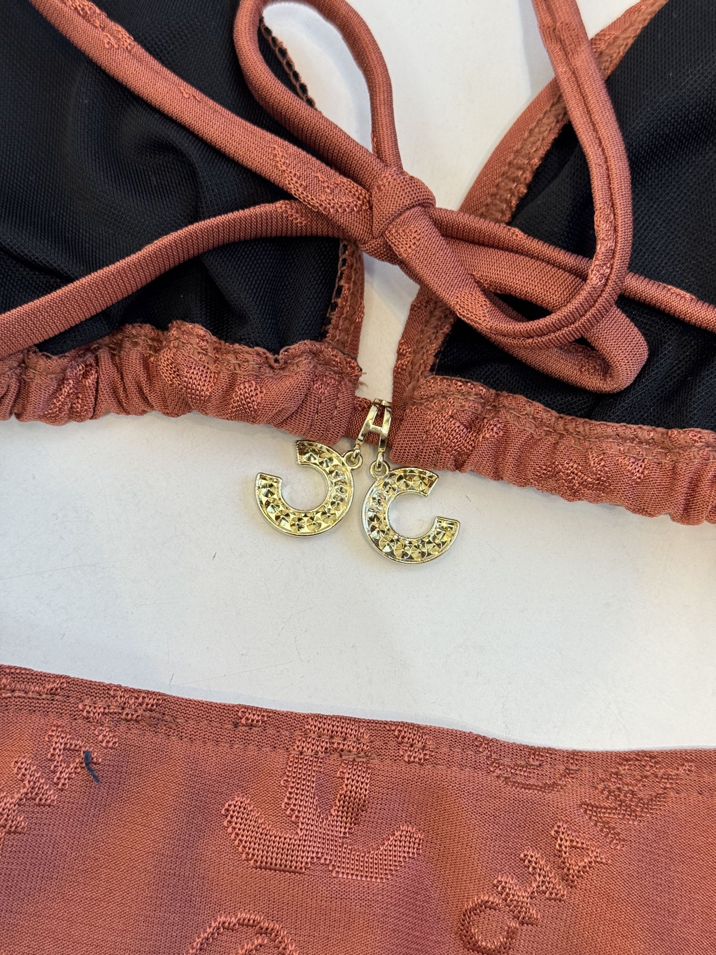 Chan* 提花比基尼泳衣经典三角杯挂脖式上装+高切半包臀下装，属于性感度假风的分体泳衣款式。面料带有香