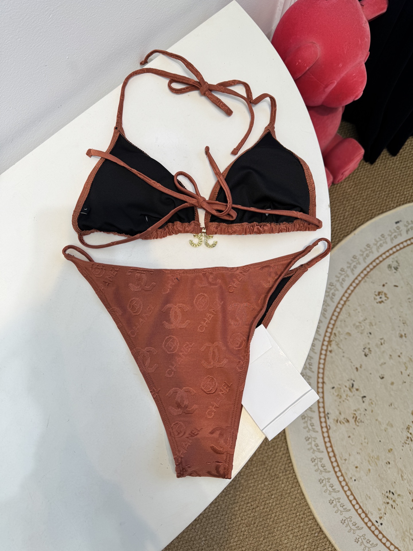 Chan* 提花比基尼泳衣经典三角杯挂脖式上装+高切半包臀下装，属于性感度假风的分体泳衣款式。面料带有香