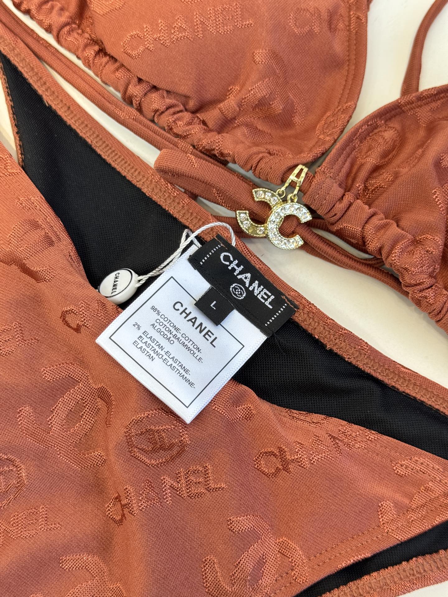 Chan* 提花比基尼泳衣经典三角杯挂脖式上装+高切半包臀下装，属于性感度假风的分体泳衣款式。面料带有香