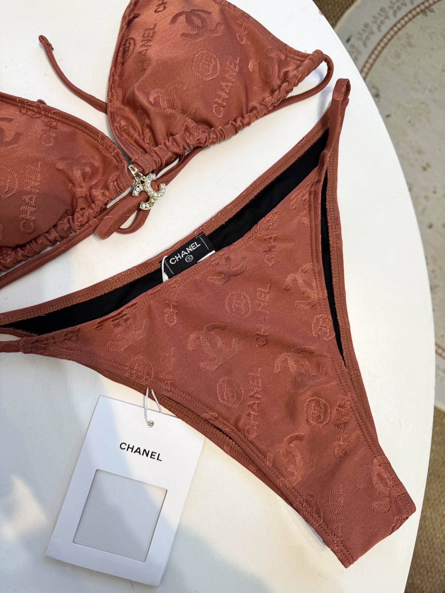 Chan* 提花比基尼泳衣经典三角杯挂脖式上装+高切半包臀下装，属于性感度假风的分体泳衣款式。面料带有香