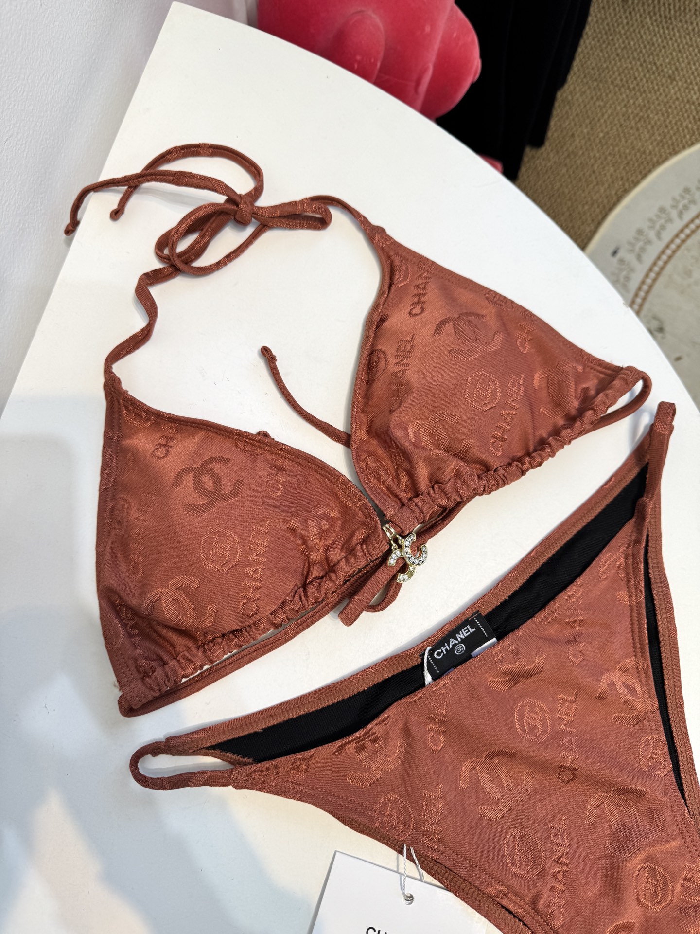 Chan* 提花比基尼泳衣经典三角杯挂脖式上装+高切半包臀下装，属于性感度假风的分体泳衣款式。面料带有香