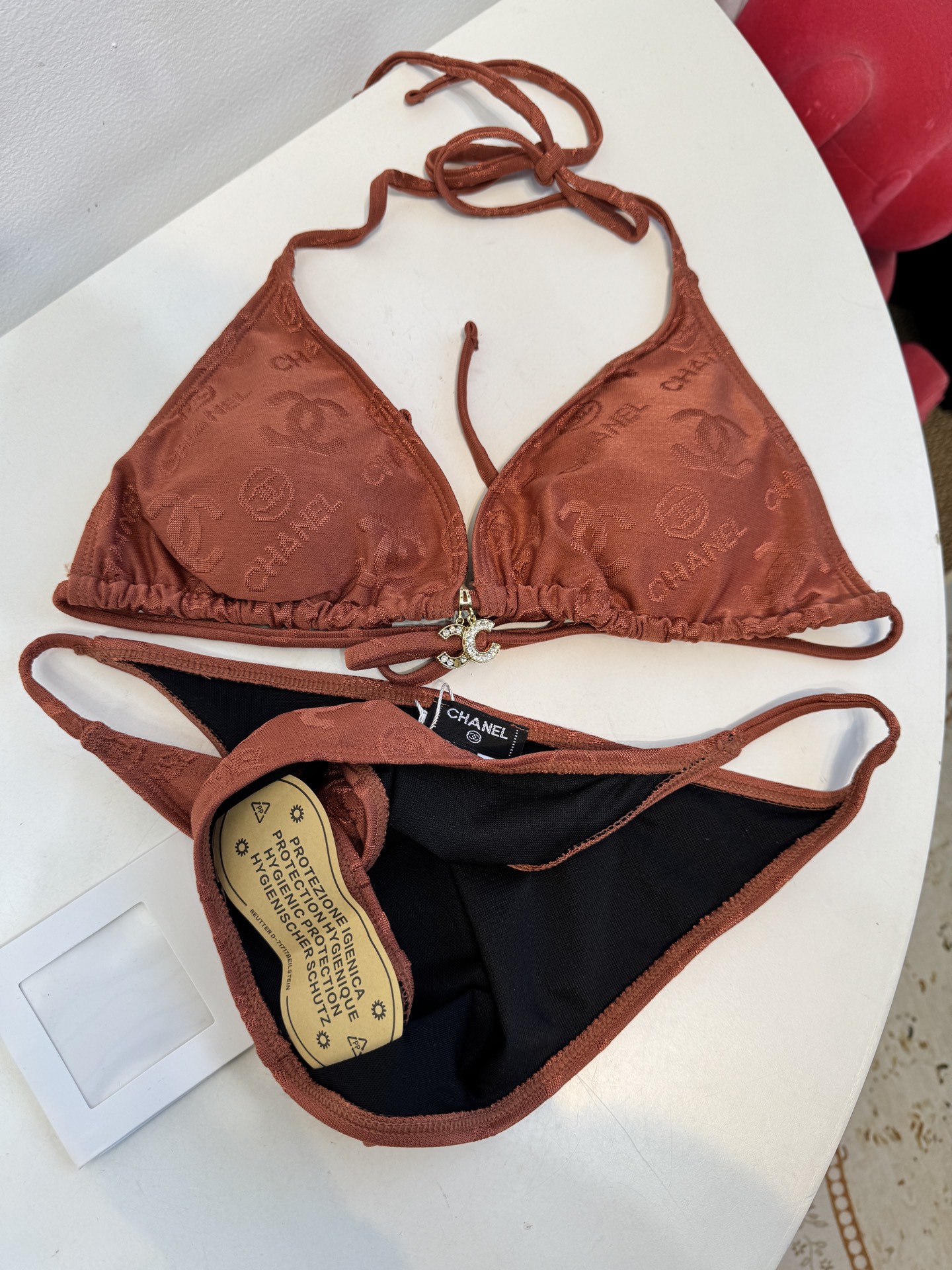 Chan* 提花比基尼泳衣经典三角杯挂脖式上装+高切半包臀下装，属于性感度假风的分体泳衣款式。面料带有香