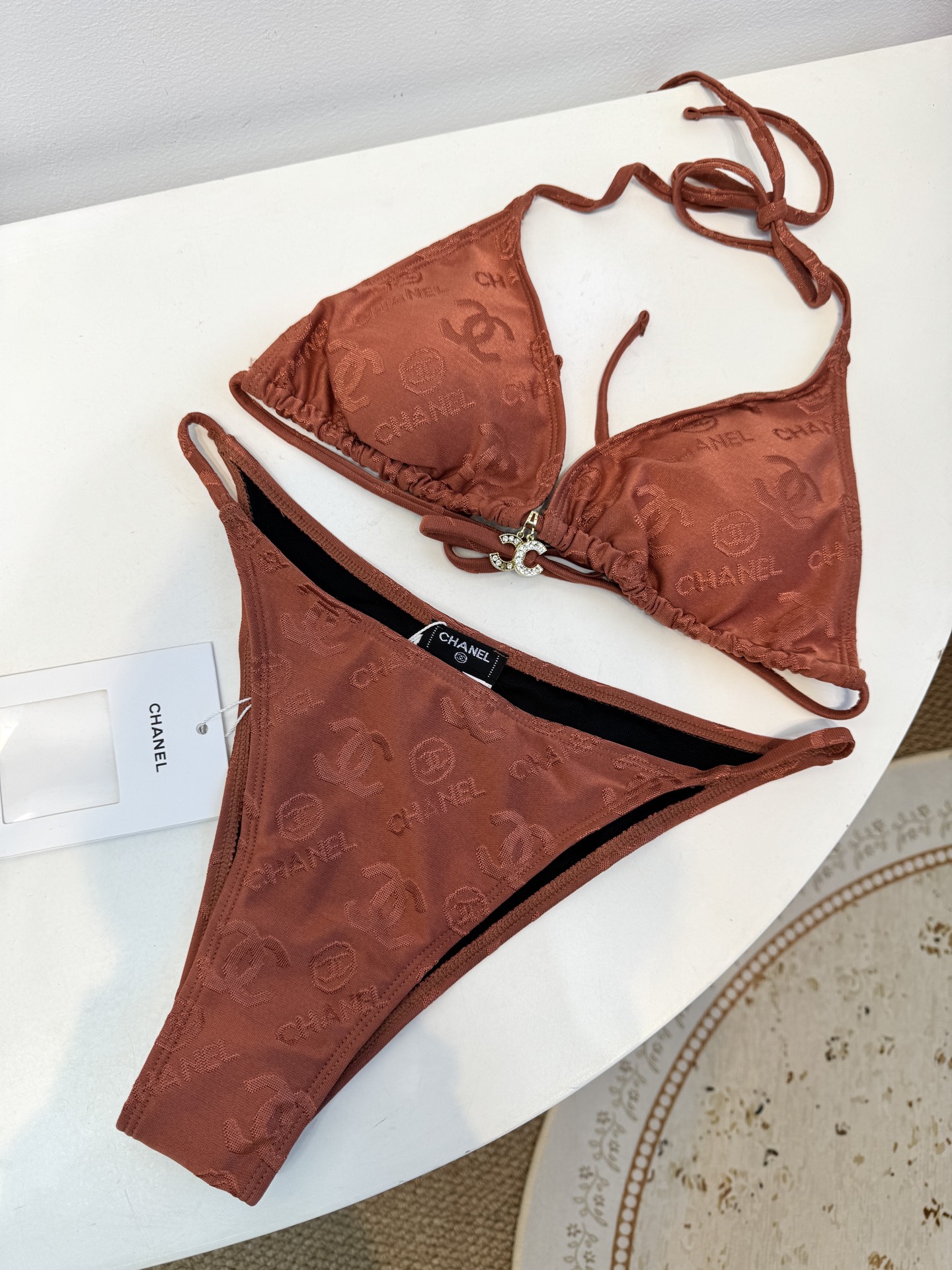 Chan* 提花比基尼泳衣经典三角杯挂脖式上装+高切半包臀下装，属于性感度假风的分体泳衣款式。面料带有香