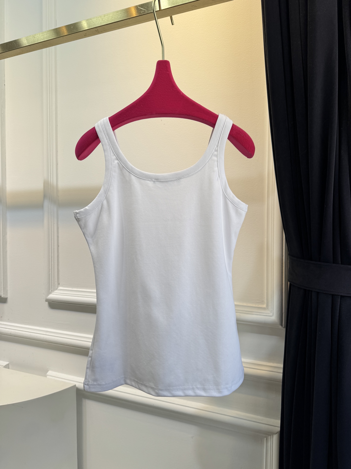 JACQUEMUS背心简约设计+品牌刺绣Logo，辨识度超高！高品质棉质面料，柔软亲肤，夏天穿超舒服 显