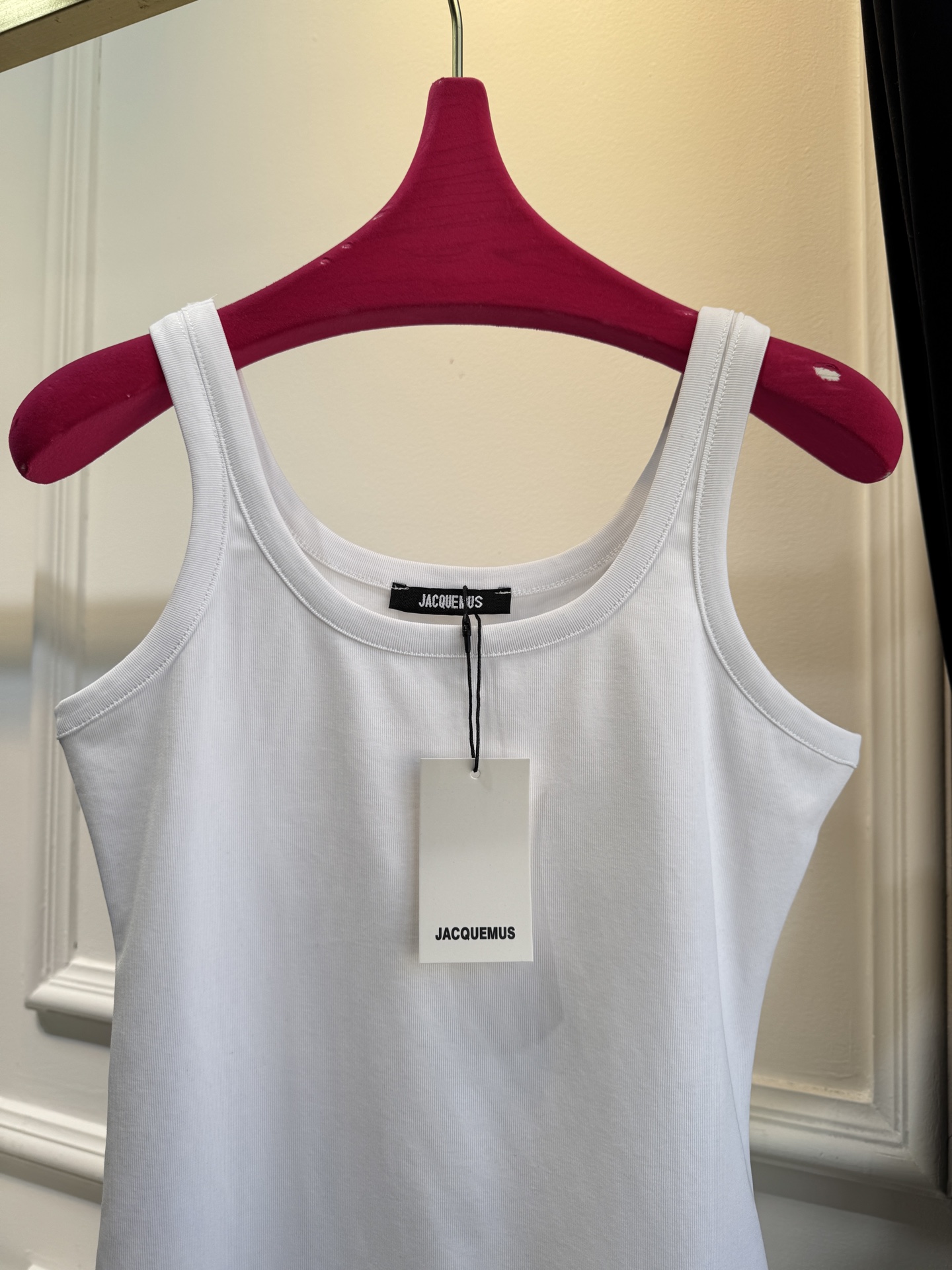 JACQUEMUS背心简约设计+品牌刺绣Logo，辨识度超高！高品质棉质面料，柔软亲肤，夏天穿超舒服 显