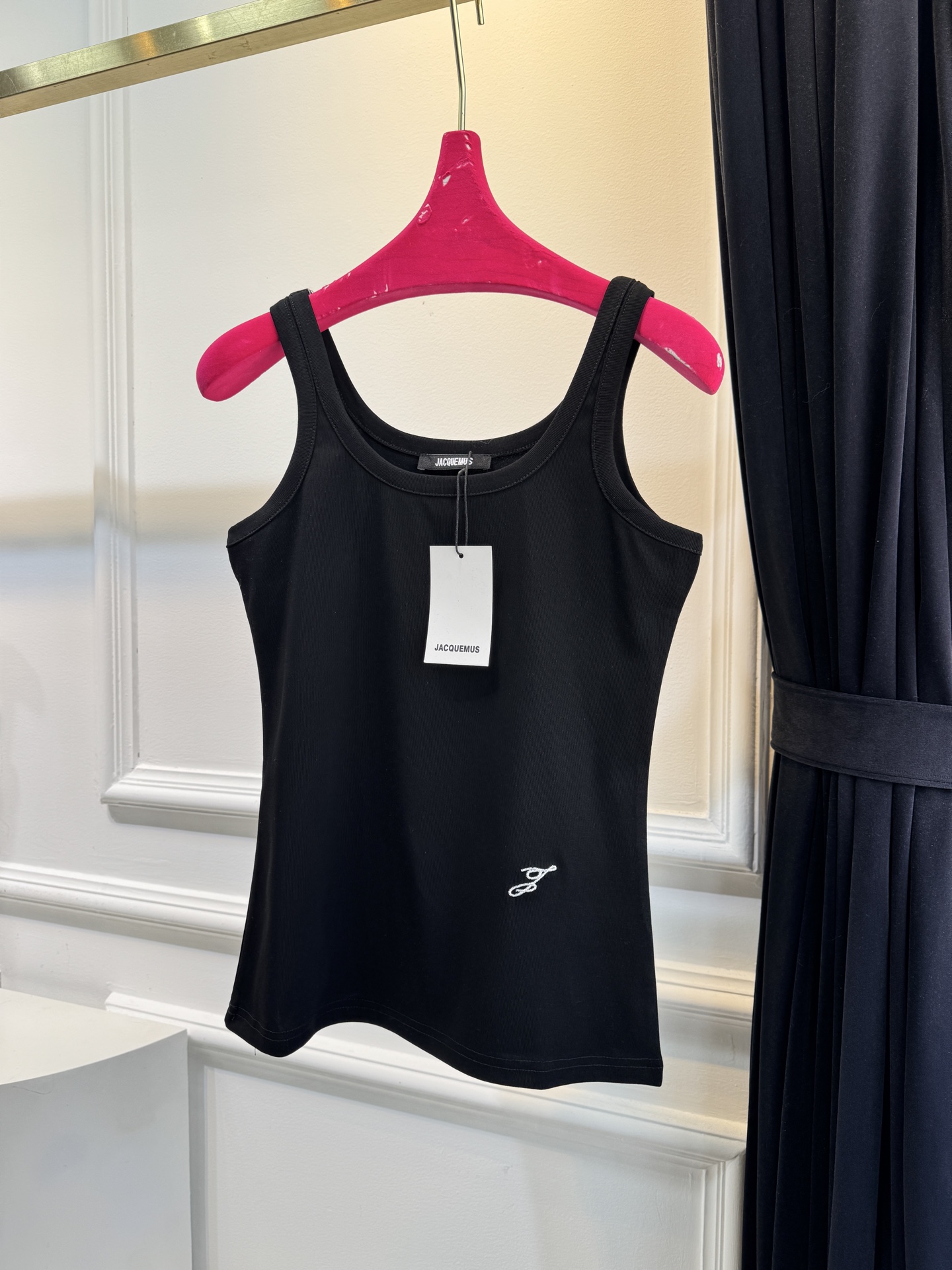 JACQUEMUS背心简约设计+品牌刺绣Logo，辨识度超高！高品质棉质面料，柔软亲肤，夏天穿超舒服 显