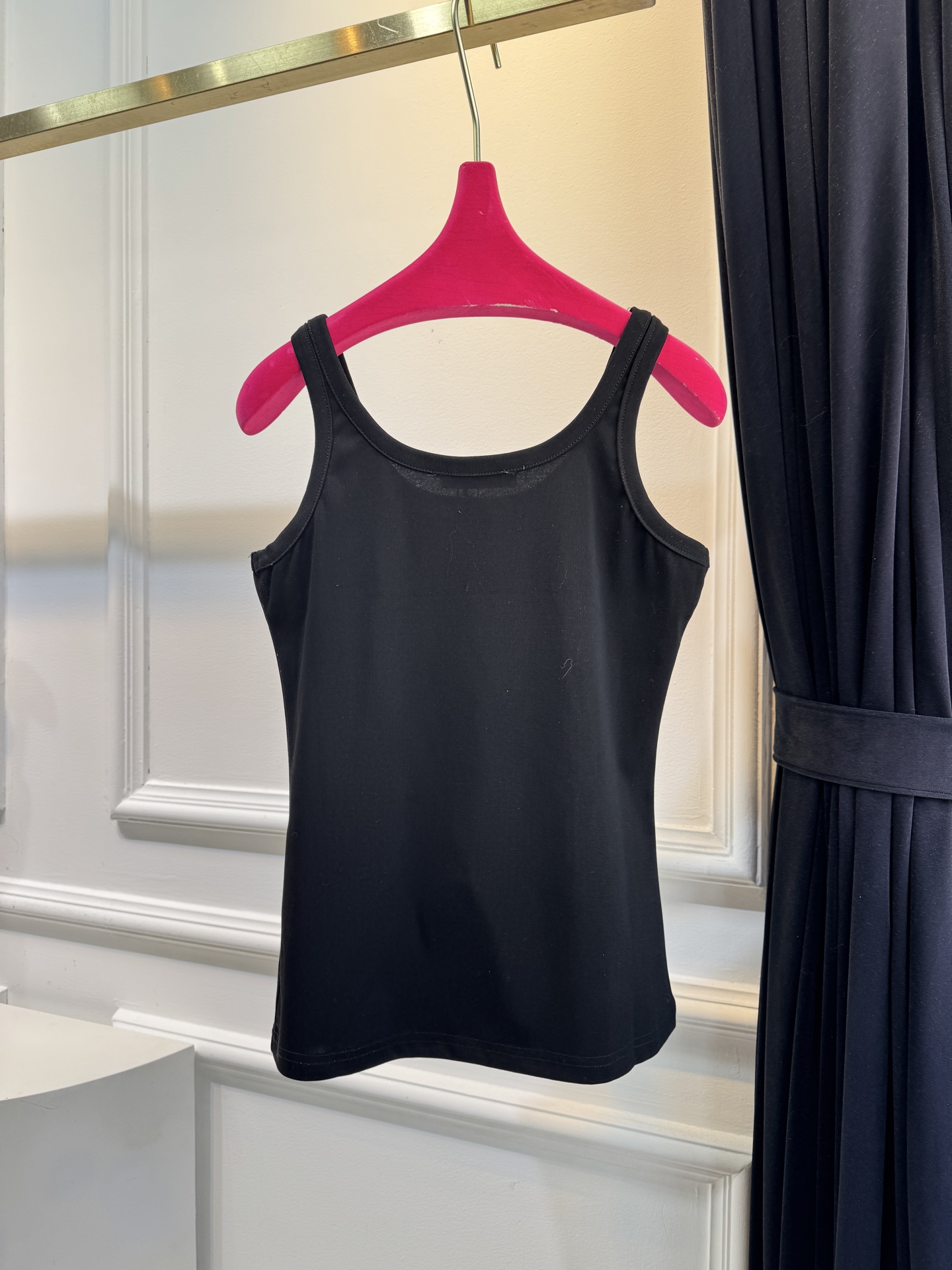 JACQUEMUS背心简约设计+品牌刺绣Logo，辨识度超高！高品质棉质面料，柔软亲肤，夏天穿超舒服 显