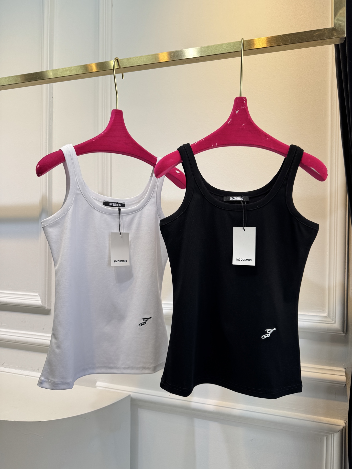 JACQUEMUS背心简约设计+品牌刺绣Logo，辨识度超高！高品质棉质面料，柔软亲肤，夏天穿超舒服 显