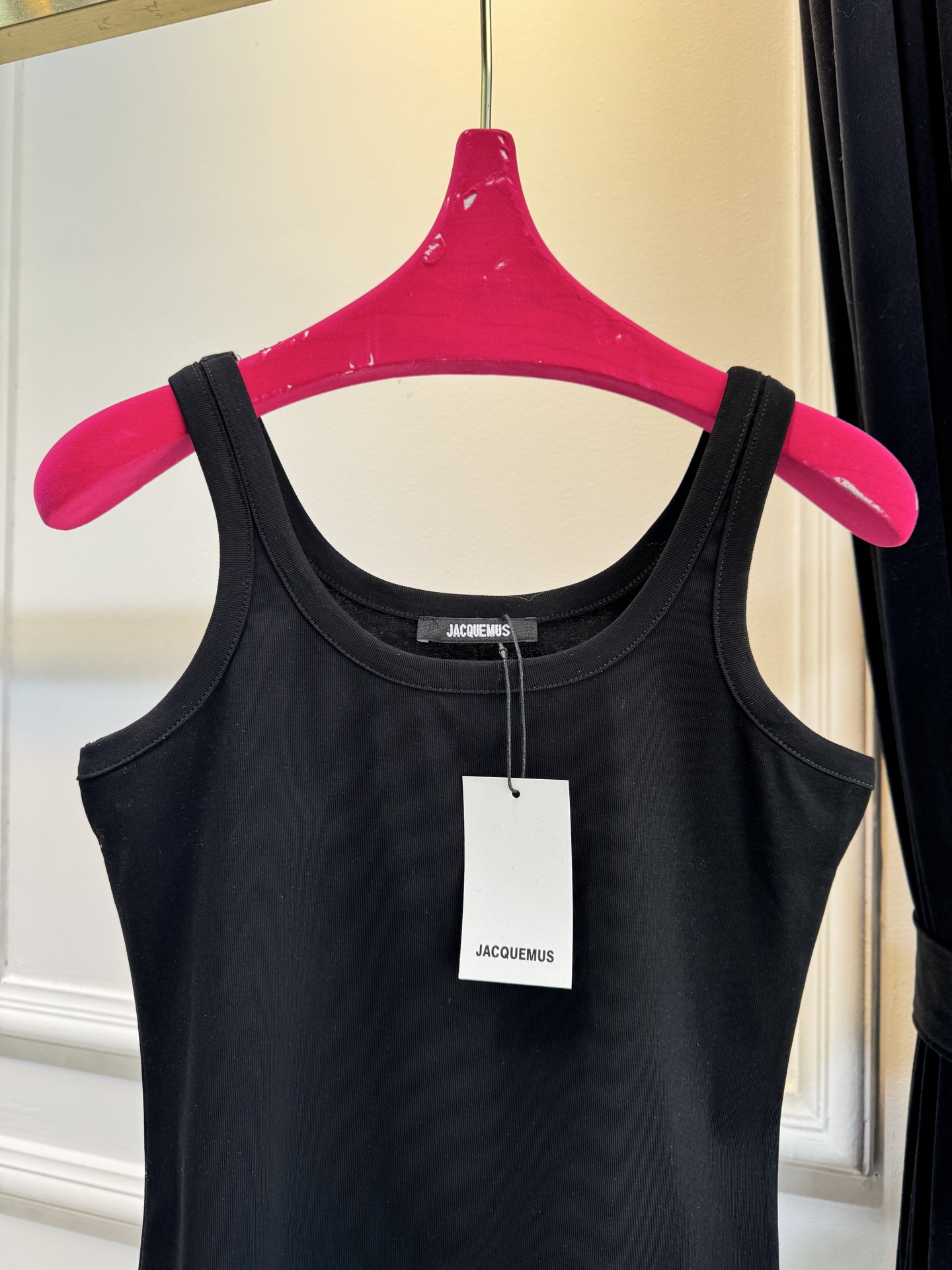 JACQUEMUS背心简约设计+品牌刺绣Logo，辨识度超高！高品质棉质面料，柔软亲肤，夏天穿超舒服 显