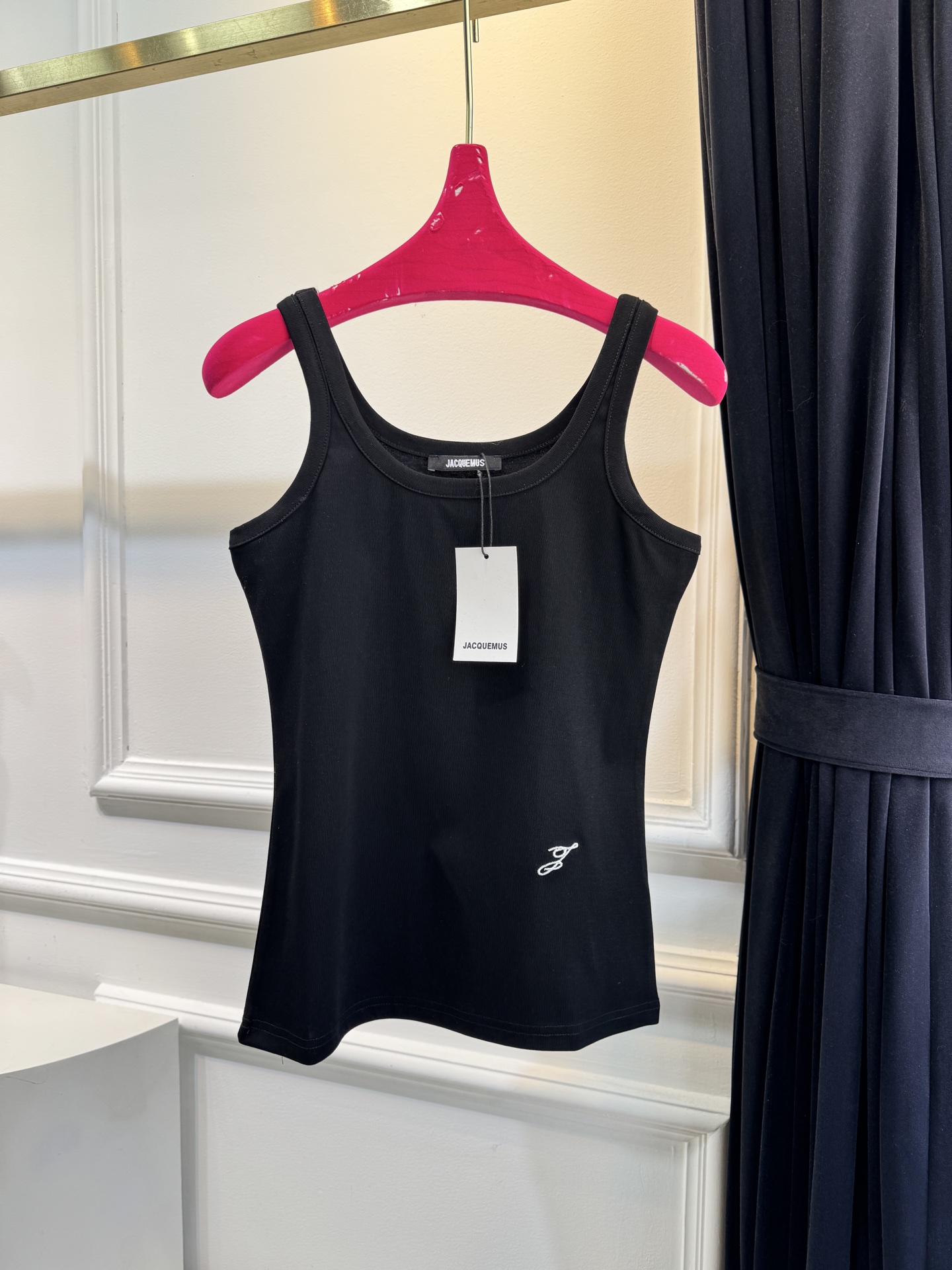 JACQUEMUS背心简约设计+品牌刺绣Logo，辨识度超高！高品质棉质面料，柔软亲肤，夏天穿超舒服 显