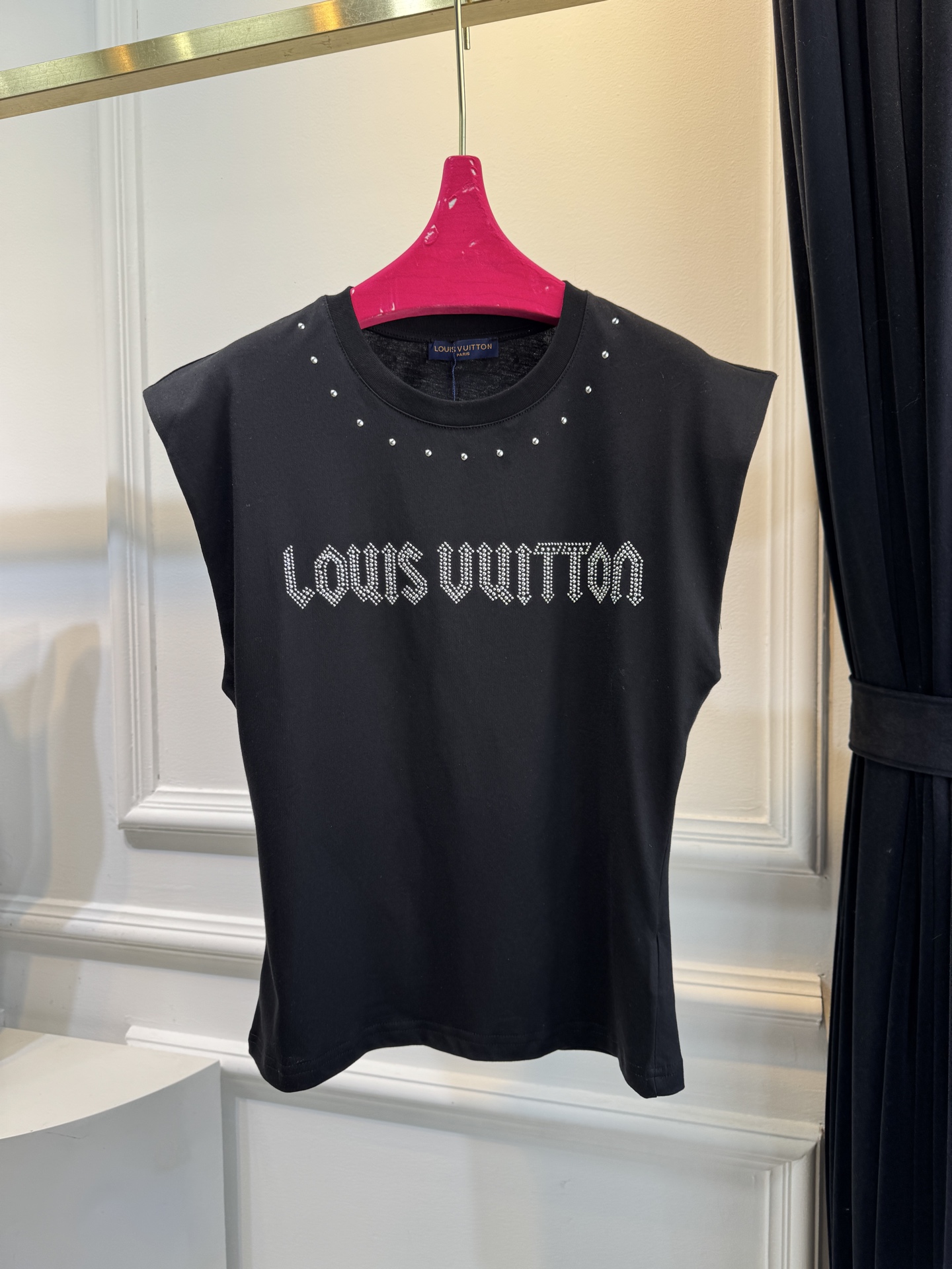 Louis Vuitt* 无袖上衣视觉焦点：胸前采用水钻镶嵌工艺呈现品牌全称“LOUIS VUITTON