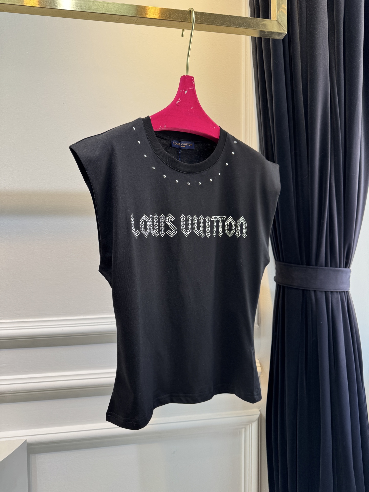 Louis Vuitt* 无袖上衣视觉焦点：胸前采用水钻镶嵌工艺呈现品牌全称“LOUIS VUITTON