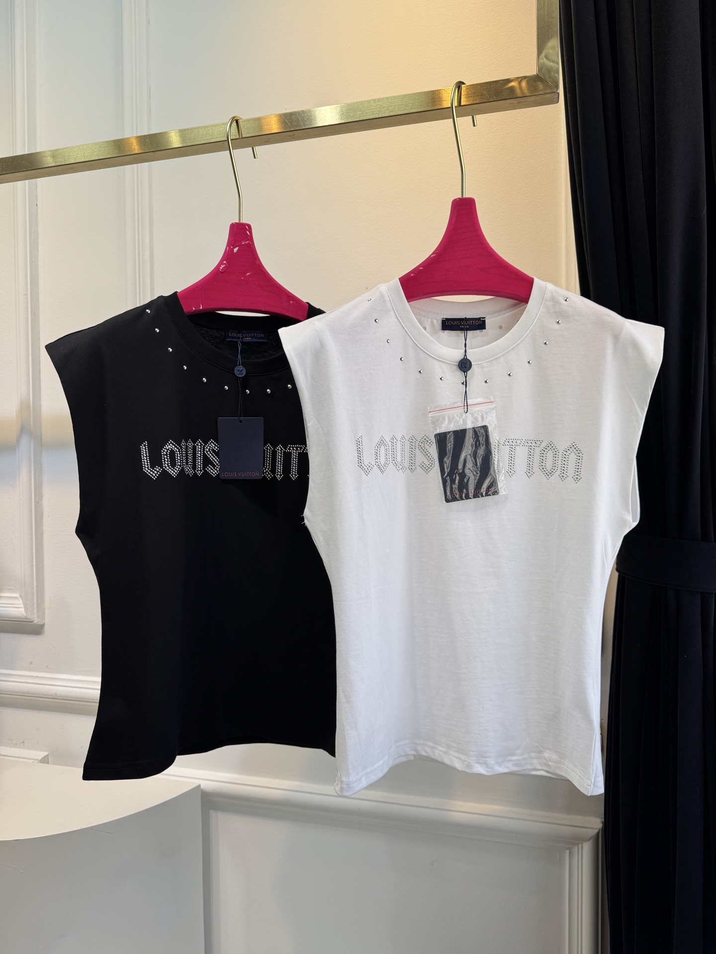 Louis Vuitt* 无袖上衣视觉焦点：胸前采用水钻镶嵌工艺呈现品牌全称“LOUIS VUITTON