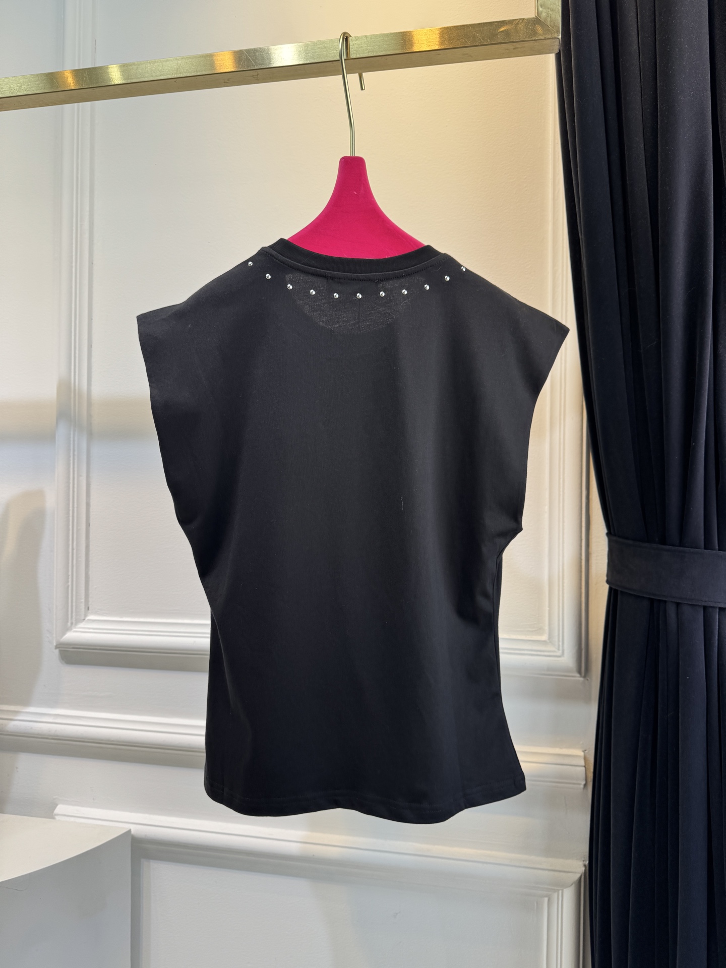 Louis Vuitt* 无袖上衣视觉焦点：胸前采用水钻镶嵌工艺呈现品牌全称“LOUIS VUITTON