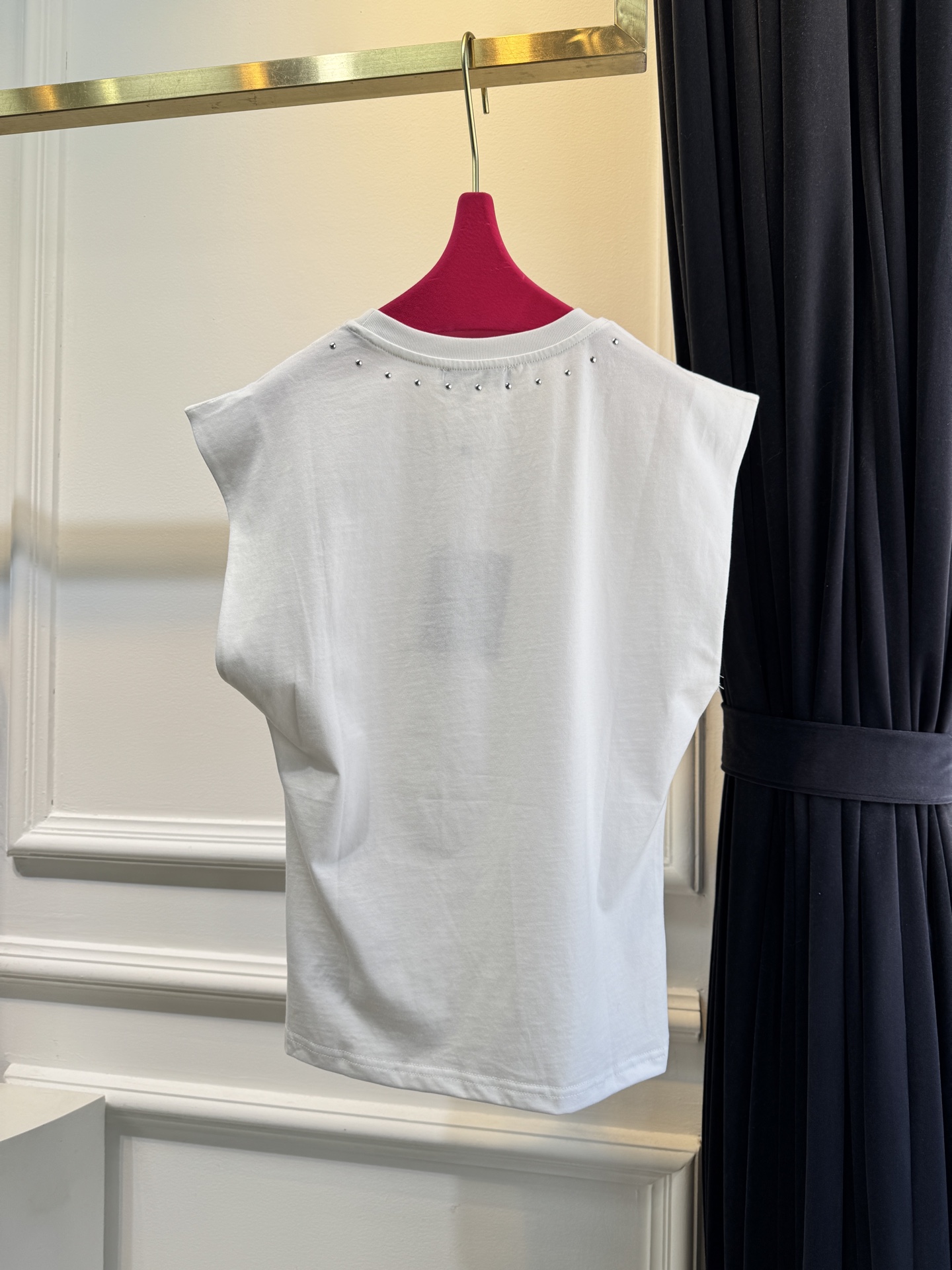 Louis Vuitt* 无袖上衣视觉焦点：胸前采用水钻镶嵌工艺呈现品牌全称“LOUIS VUITTON