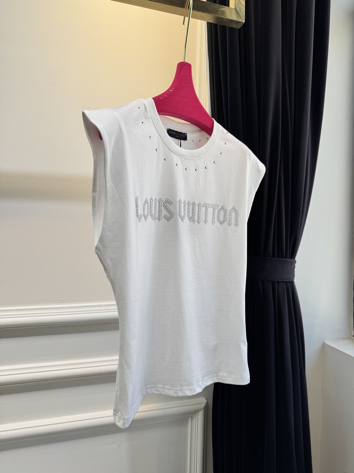 Louis Vuitt* 无袖上衣视觉焦点：胸前采用水钻镶嵌工艺呈现品牌全称“LOUIS VUITTON