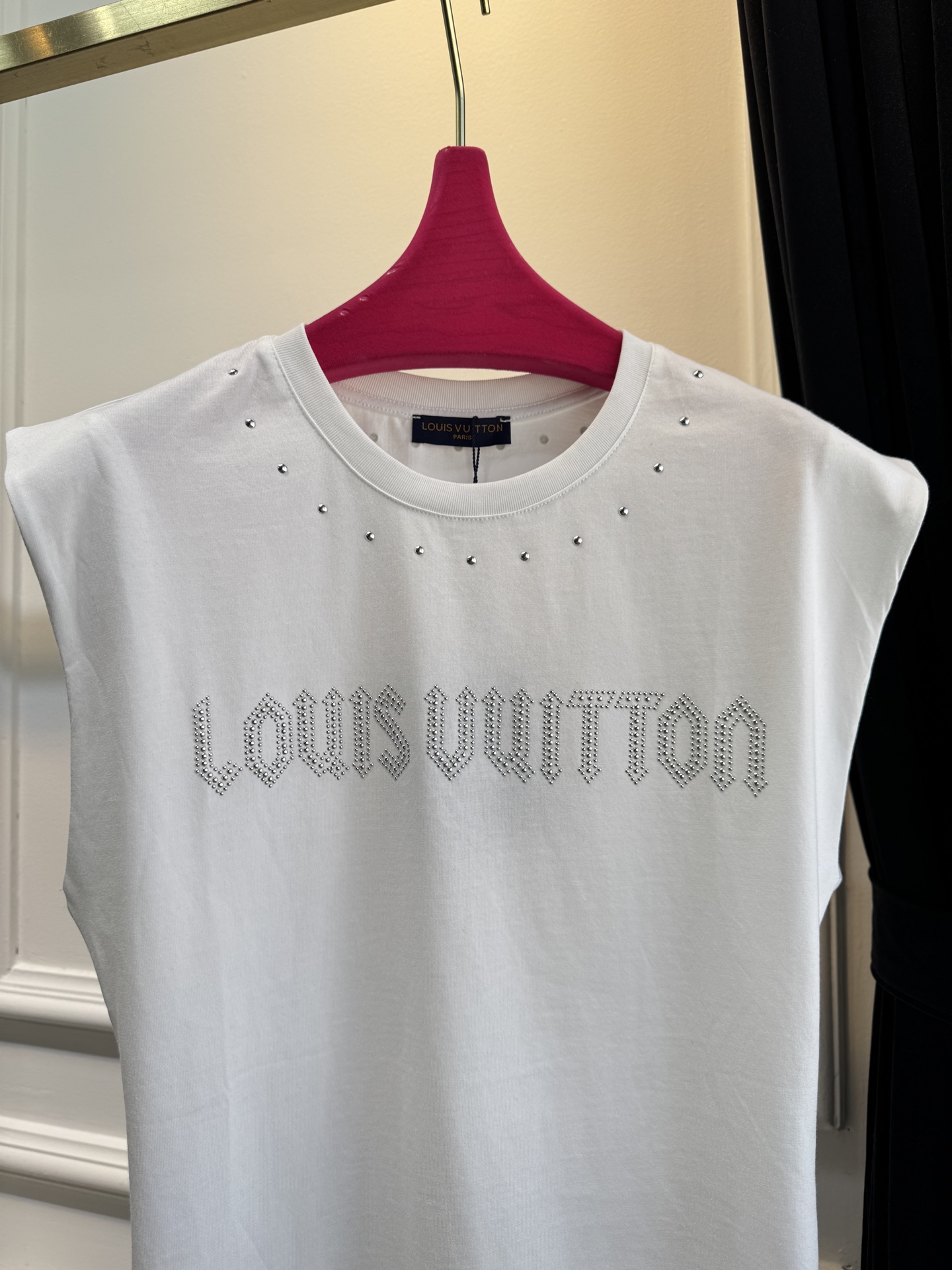 Louis Vuitt* 无袖上衣视觉焦点：胸前采用水钻镶嵌工艺呈现品牌全称“LOUIS VUITTON