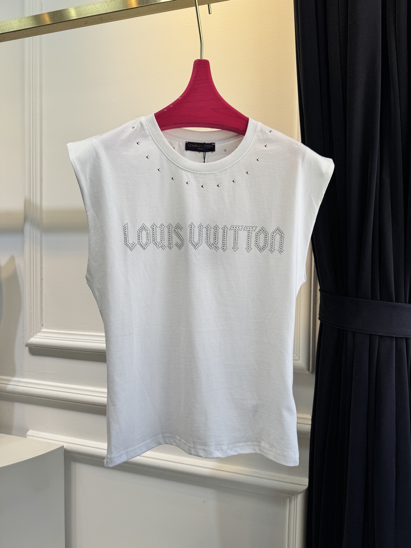 Louis Vuitt* 无袖上衣视觉焦点：胸前采用水钻镶嵌工艺呈现品牌全称“LOUIS VUITTON