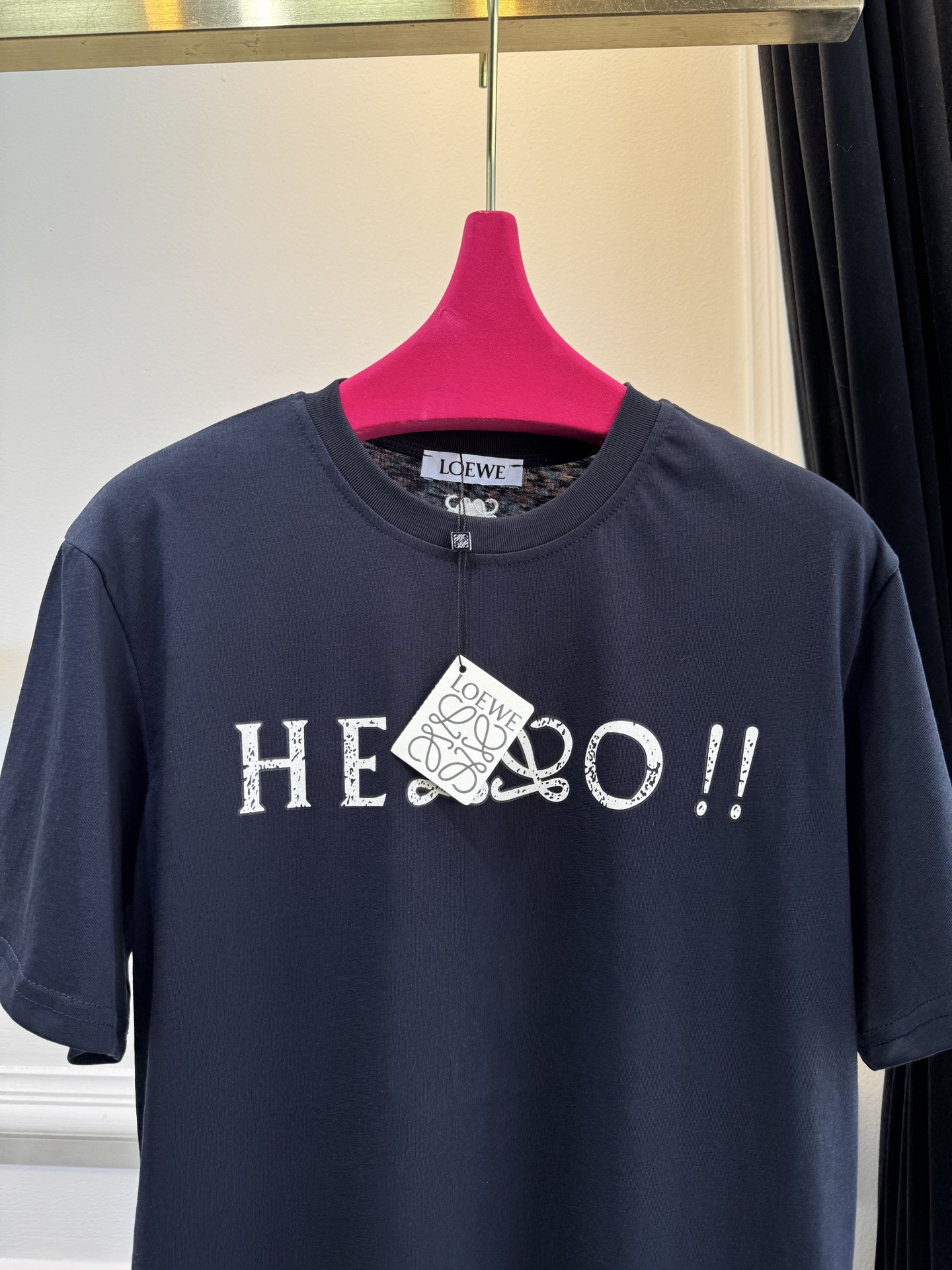 LOE* T恤印有“HELLO！”字样，其中“LL”被替换为LOEWE经典的Anagram交织花纹，将品