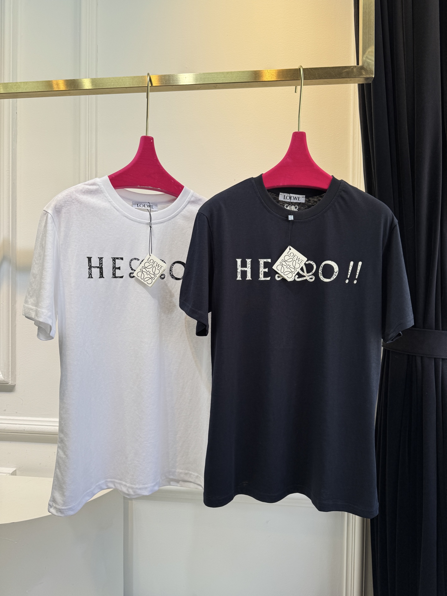 LOE* T恤印有“HELLO！”字样，其中“LL”被替换为LOEWE经典的Anagram交织花纹，将品