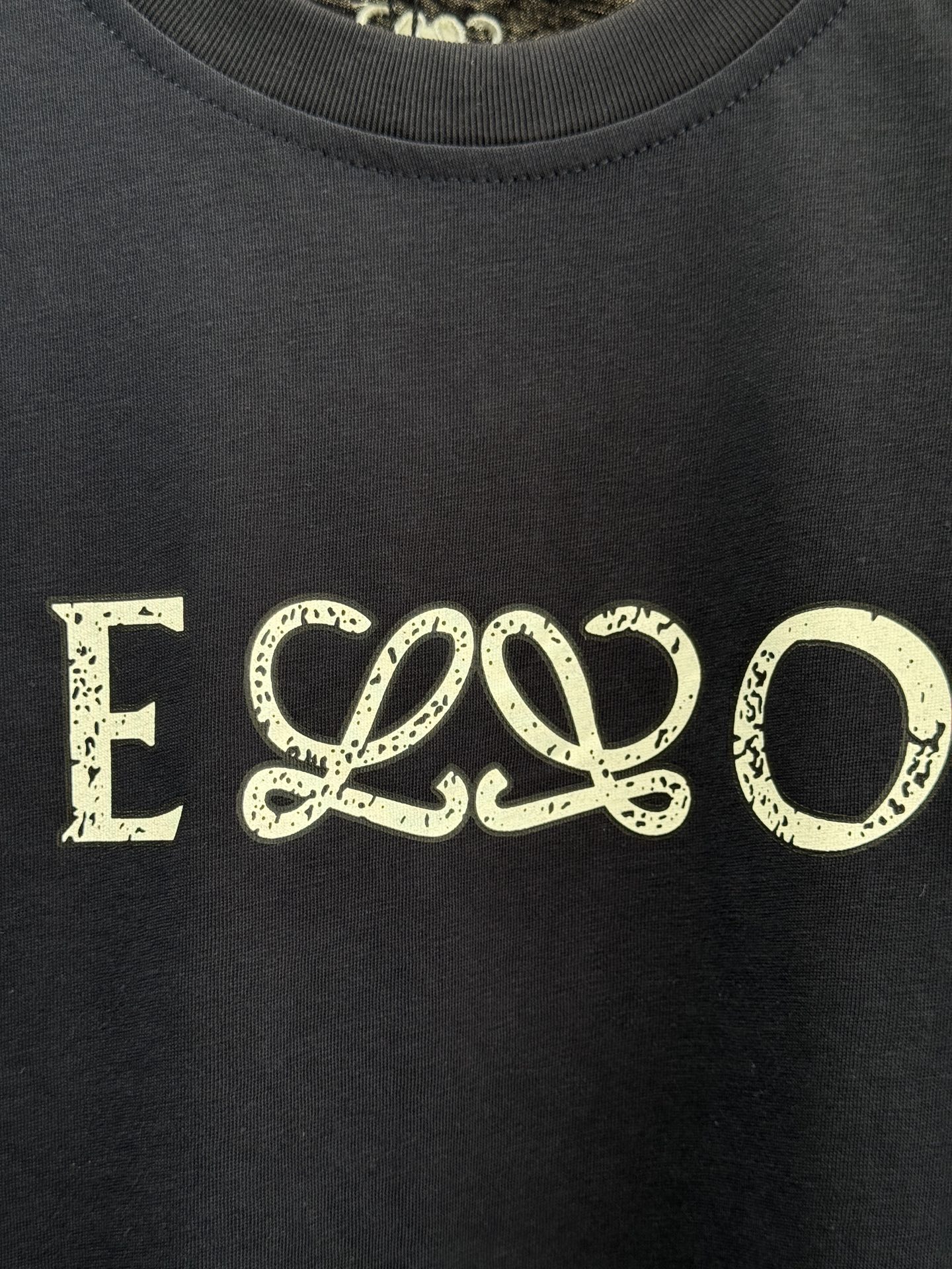 LOE* T恤印有“HELLO！”字样，其中“LL”被替换为LOEWE经典的Anagram交织花纹，将品