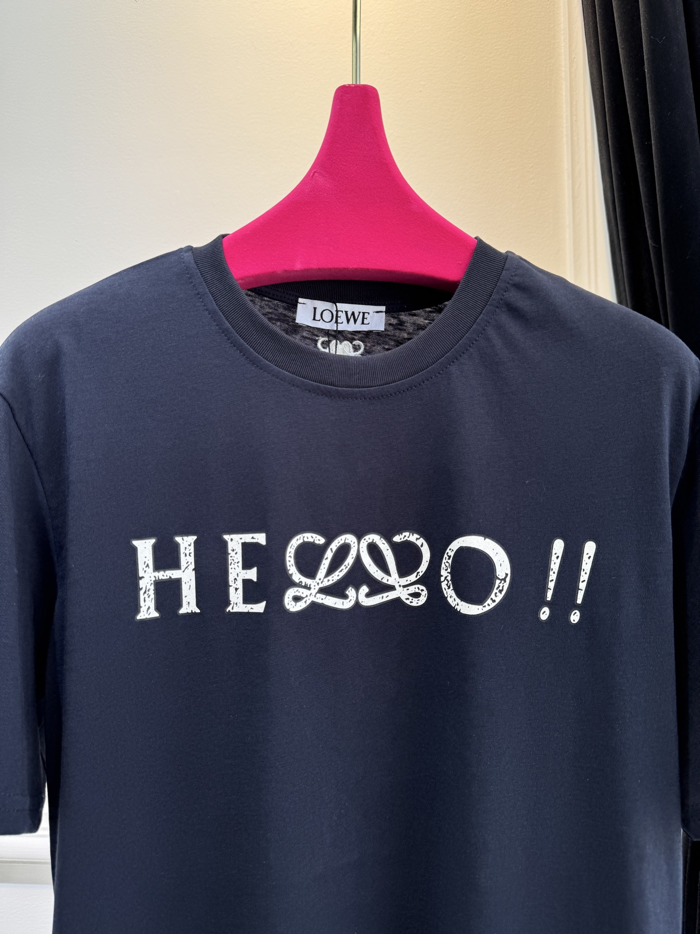LOE* T恤印有“HELLO！”字样，其中“LL”被替换为LOEWE经典的Anagram交织花纹，将品