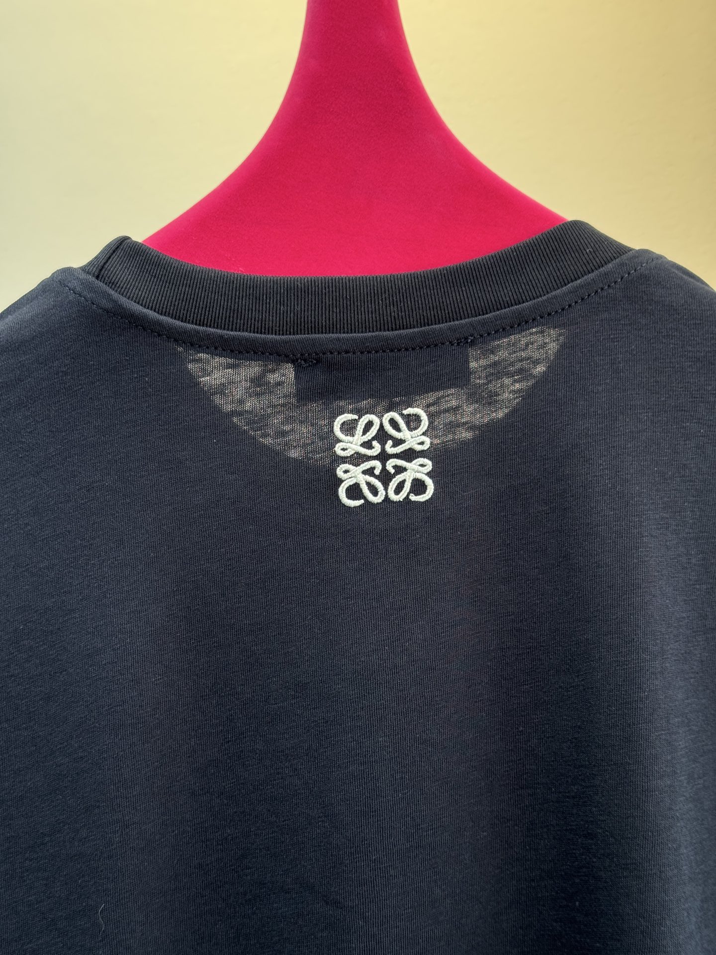 LOE* T恤印有“HELLO！”字样，其中“LL”被替换为LOEWE经典的Anagram交织花纹，将品